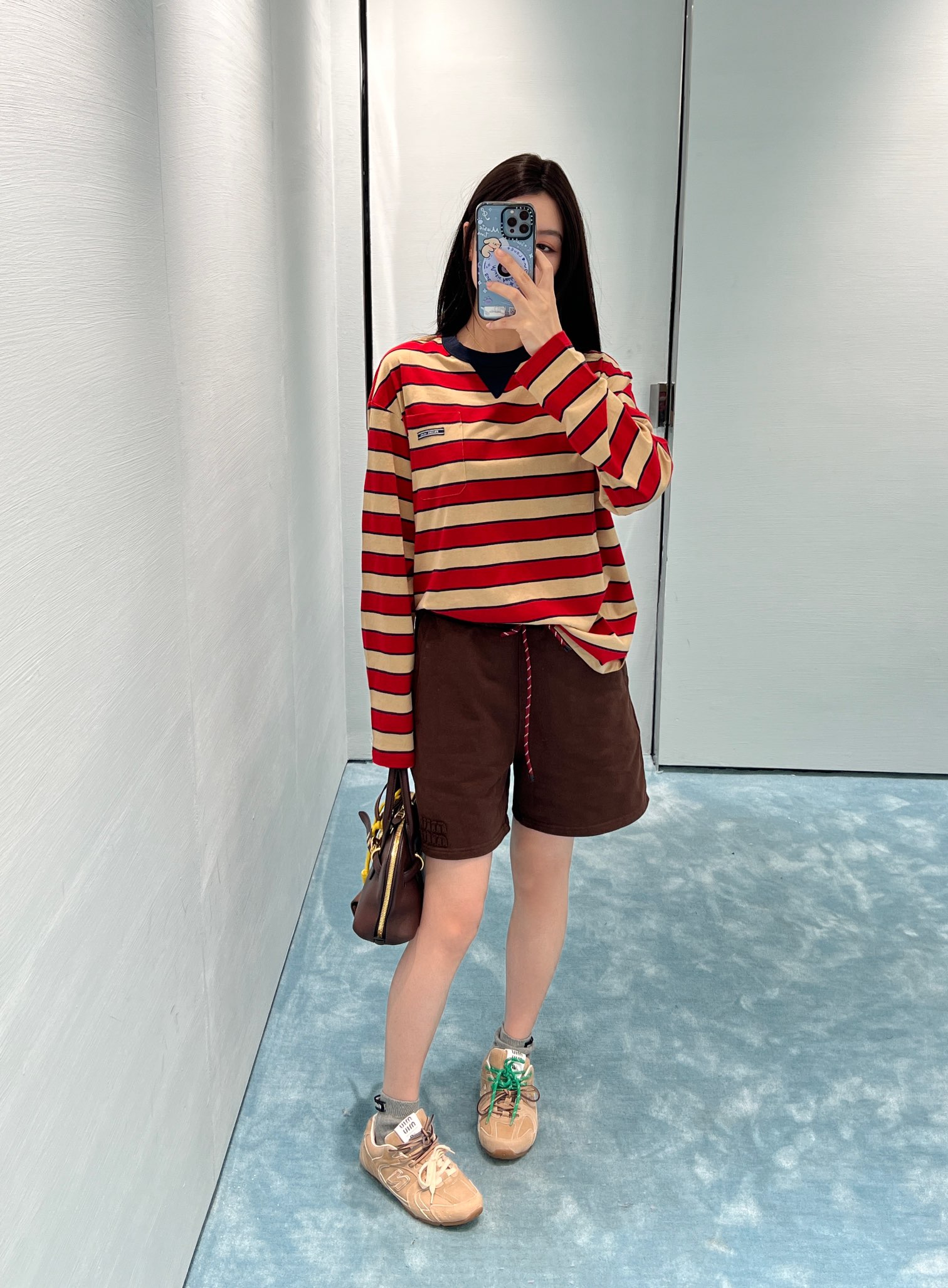 NO:322376,Batch (Shorts) Miumi*24FW Early Autumn New Style Letter Logo Patch Sports and Casual Drawstring Hooded Sweatshirt Shorts. Original Developed!  High-end production!  Applique embroidery exquisite three-dimensional. Loose and casual style, sweatshirt shoulder-falling design, visual slimness, casualness, and can be controlled at will in any occasion. Full of vitality and trendy style. A set of easy travel with a combination of easy travel. SML, miumiu, hoodie, sweatshirts, shorts, hats, alexander wang19860909批(短裤)Miumi*24FW早秋新款 字母徽标贴布运动休闲风抽绳连帽卫衣短裤.原版开发！高版出品！贴布绣精致立体.宽松休闲版型,卫衣落肩设计,视觉显瘦,随性自如,什么场合都能随意驾驭.活力满满的潮流范.一套搭配轻松出行 现货 SML,,miumiu,hoodie,sweatshirts,shorts,hats,alexander wang,Women's clothing