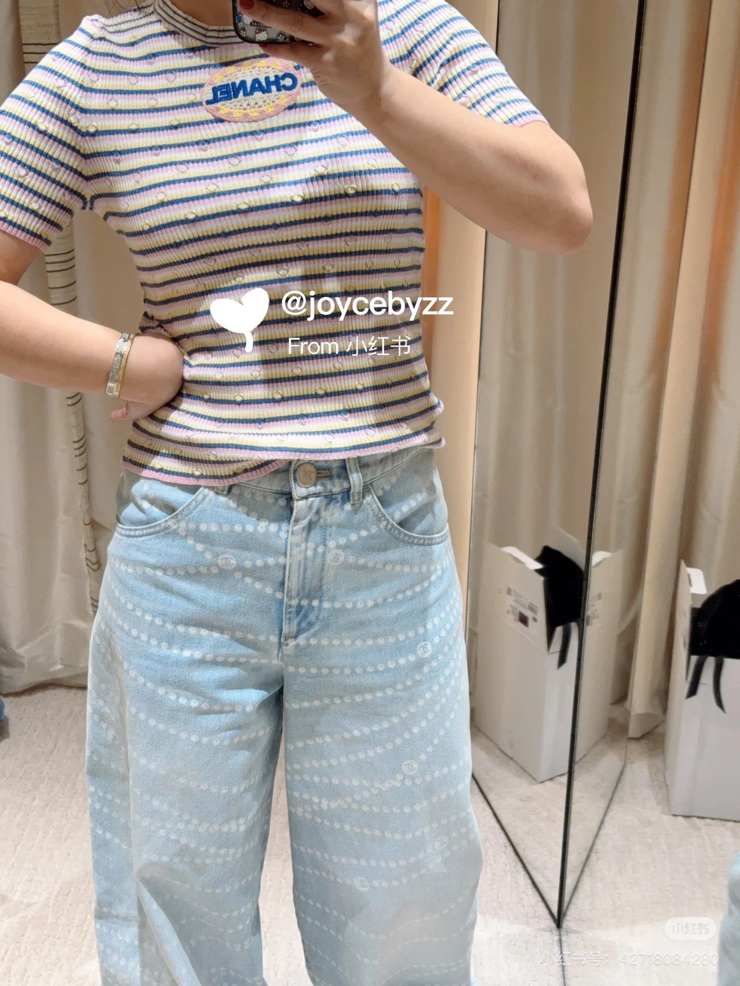 NO:310860,Chane* 25P early spring new style round neck slim knitted short-sleeved top. Delicate texture, soft and comfortable, with obvious plush texture, more weight, round neck knitted short-sleeved cut, striped edges and large body, forming a sense of layering, three-color stripes intertwined chest letters logo embroidery crochet decoration, strong retro style, slim fit style highlights the figure, playful and age-reducing, versatile style does not pick the age-like skin tone, matched with skirts and trousers, spot SML, chanel, skirts, T-shirt, alexander wang19860909批Chane* 25P早春新款 圆领修身针织短袖上衣.细腻肌理 柔软舒适 有明显毛绒料质感更显份量 圆领针织短袖裁剪 条纹包边与大身走向相异 形成层次感 通体三色条纹交织胸前字母徽标刺绣钩花装饰 复古风格强烈 修身版型突显身材 俏皮减龄显白 百搭款式不挑年龄肤色 搭配裙装裤装 现货 SML,,chanel,skirts,T-shirt,alexander wang,Women's clothing