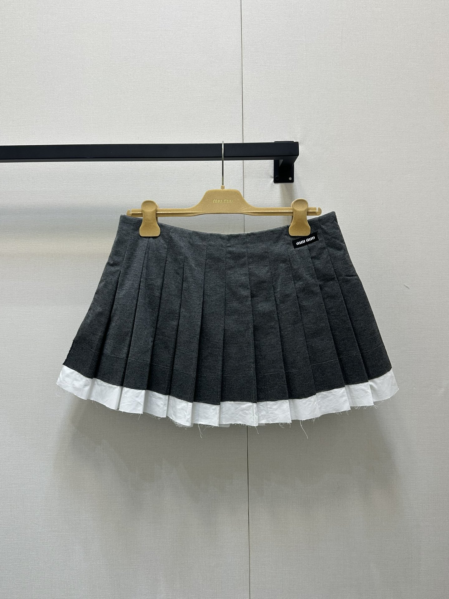 NO:328789,Miumiu*25Ss early spring new fake two-piece pleated skirt. Silk wool needle knitted composite poplin cotton skirt, special craftsmanship, wool yarn, post-press glue, sticky and silly positioning and pleated, the effect is amazing, like a three-dimensional cut skirt. It has a sense of shape and airiness. The slightly expanded skirt is really very short. It is a girl's lively short skirt, invincible and versatile. SML large-scale real shot, miumiu, skirts, real silk, alexander wang19860909Miumiu*25Ss早春新款假两件百褶半裙.真丝羊毛针 织复合府绸棉布半身裙,工艺特殊、毛纱织片后压胶 粘朴定位压褶,效果太绝了,像立体裁剪的裙撑.有造型空气感,微微扩开的裙摆真的好秒.是少女灵动小短裙,无敌百搭.甜酷少女风.SML大货实拍,,miumiu,skirts,real silk,alexander wang,Women's clothing