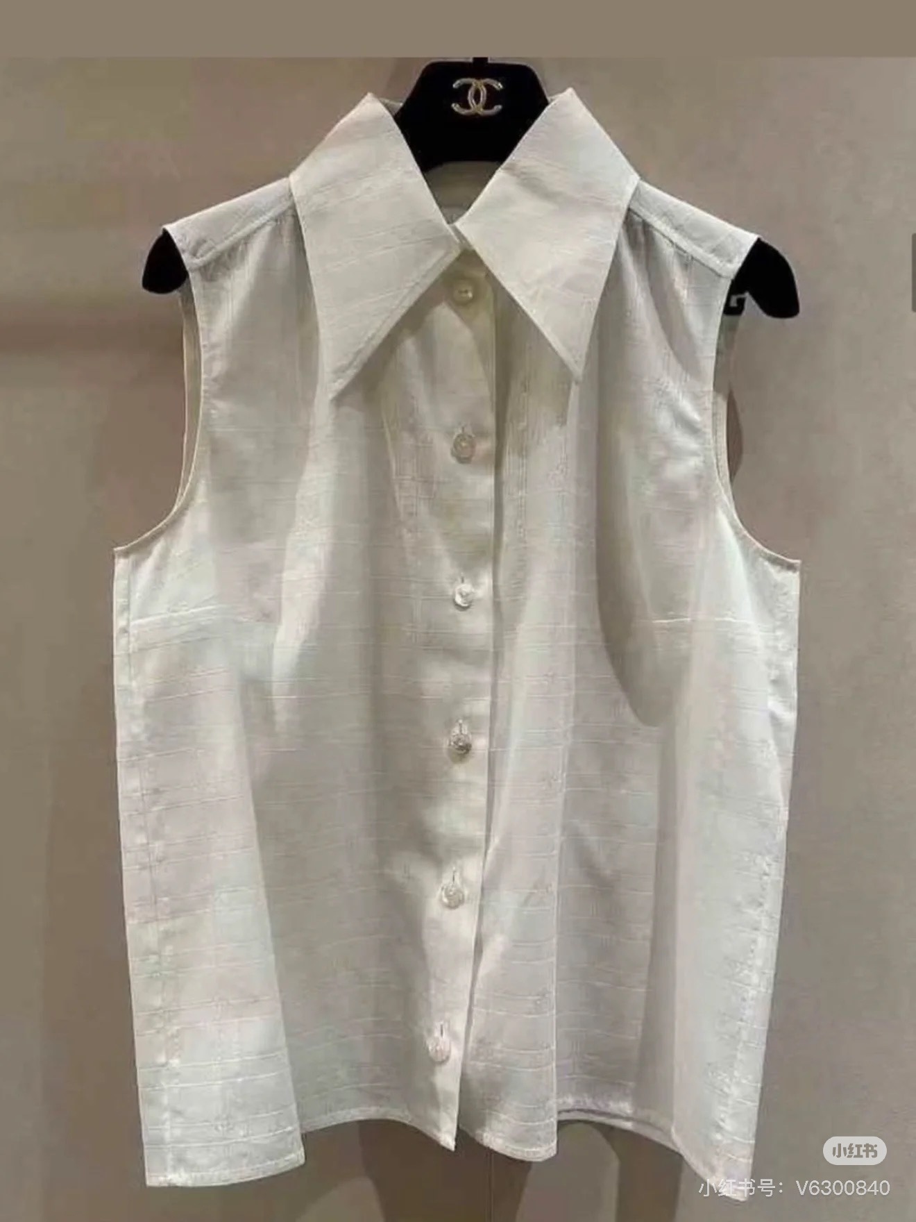 NO:310864,Chane*2025 early spring new style, dark pattern jacquard lapel sleeveless shirt, custom logo shell buckle, custom dark pattern logo fabric, super texture, original custom development, can be matched with a series, the upper body looks super good!  Pink White Spot SML, Chanel, Shirts,alexander wang19860909批Chane*2025早春新款 暗纹提花翻领无袖衬衫 定制logo贝壳扣 定制暗纹logo面料 质感超级赞 原版定制开发 可搭配一系列 版型上身超级好看！粉色 白色 现货SML,,chanel,shirts,alexander wang,Women's clothing