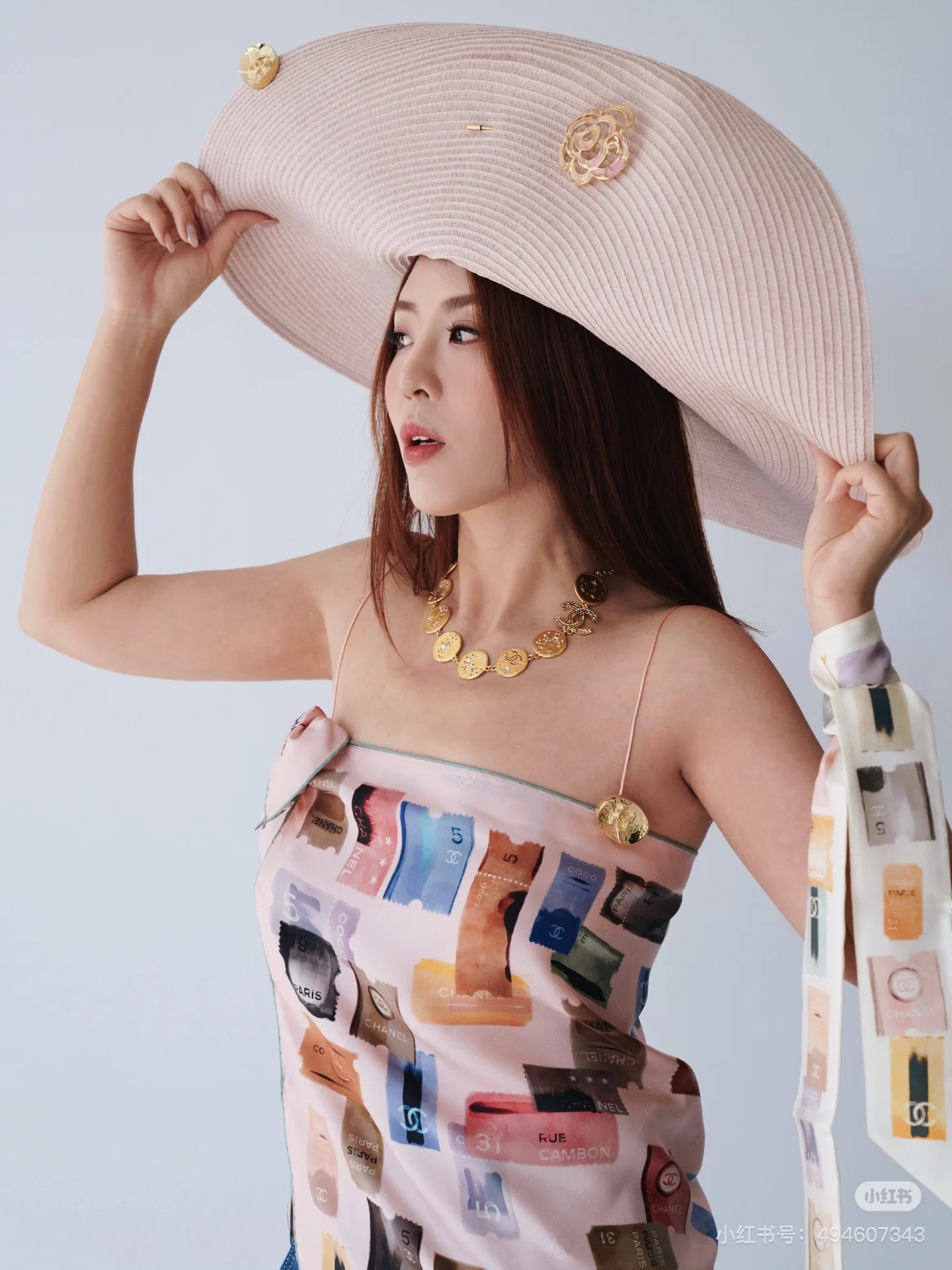 NO:311871,The same suspender for Zhang Zifeng and Jennie Chane*25 new silk-print suspender shirt has a small snap button on the right side of the chest, which can be opened and easy to put on and take off. The material is very light and good to wear in summer, and it will not stick to the body. It is considered a good price-performance item. It is recommended to buy SML, chanel, real silk, alexander wang19860909批张子枫,Jennie同款吊带 Chane*25新款真丝印花吊带衫,胸前右侧有个小小的按扣,可以打开,方便穿脱.料子很轻薄,夏天穿很不错,不会粘在身上的感觉,算性价比不错的一件,推荐入手 SML,,chanel,real silk,alexander wang,Women's clothing