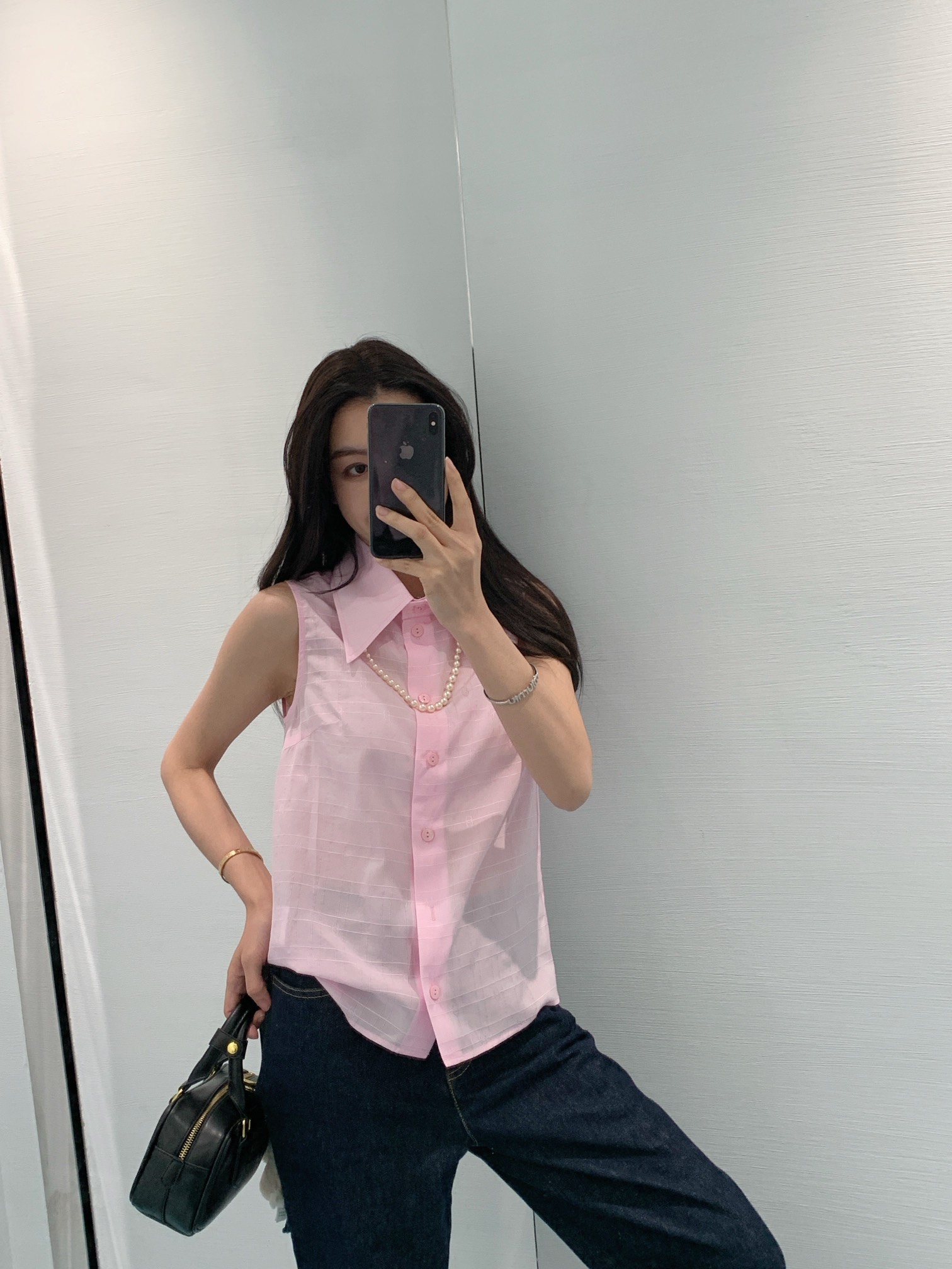 NO:318041,Chane*2025 early spring new style, dark pattern jacquard lapel sleeveless shirt, custom logo shell buckle, custom dark pattern logo fabric, super texture, original custom development, can be matched with a series, the upper body looks super good!  Pink White Spot SML, Chanel, Shirts,alexander wang19860909批Chane*2025早春新款 暗纹提花翻领无袖衬衫 定制logo贝壳扣 定制暗纹logo面料 质感超级赞 原版定制开发 可搭配一系列 版型上身超级好看！粉色 白色 现货SML,,chanel,shirts,alexander wang,Women's clothing