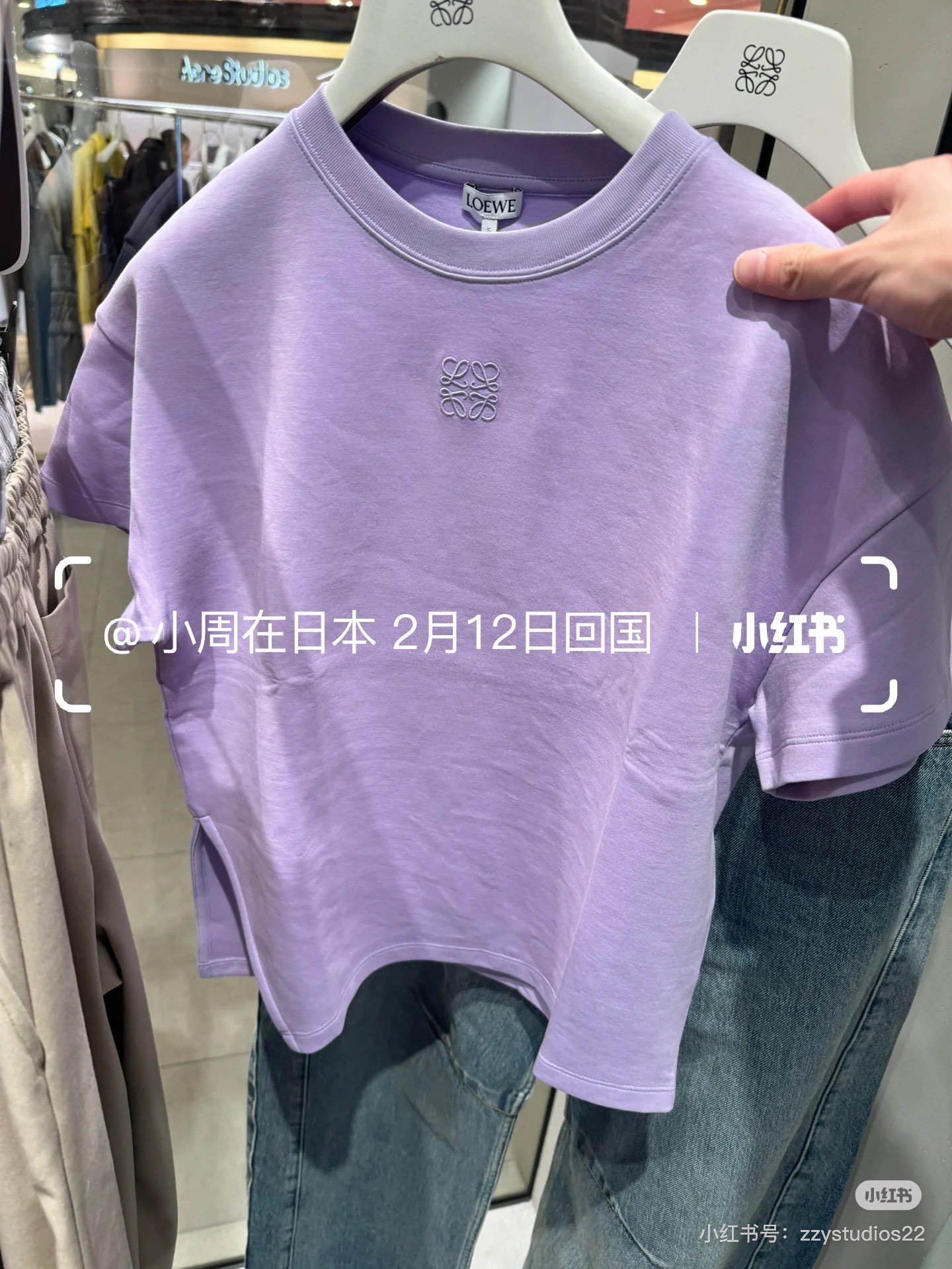 NO:312926,Loewe 25SS early spring new model, round neck small label embroidery, extremely simple short sleeve original development, high-end production!  This is definitely a must-have item for everyone!  Overall custom tailoring design!  Combined with comfort!  Hold on to the high-end outfit!  The simple and elegant small-size design really shows the perfect length of the body. The visual automatically divides the figure into a golden ratio and makes it look slim and versatile. Who can't love it!  Whether wearing it alone or applying it to the base, it is amazing!  Customized fabric texture is super good and versatile in all seasons!  Sanse Spot SML, loewe, T-shirt, gold, alexander wang19860909批Loewe 25SS早春新款 圆领小标刺绣极简短袖原版开发 高版出品！这款绝对是人手必备的单品！整体定制裁剪设计！与舒适度兼具！高级感穿搭拿捏住了！简约大气的小版型设计真的巨显身材恰到好处的衣长 视觉自动将身材分割出黄金比例显瘦百搭谁能不爱！无论单穿或者打底都很绝！定制面料质感超级赞四季百搭的单品！三瑟 现货 SML,,loewe,T-shirt,gold,alexander wang,Women's clothing