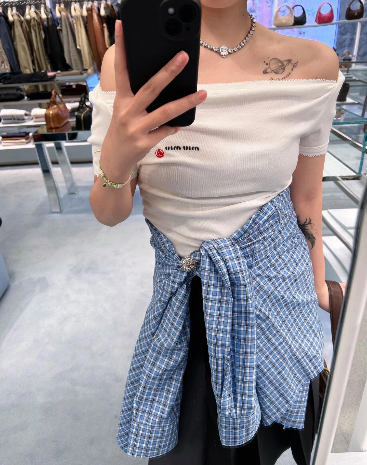 NO:323481,MiuM*u 25Ss early spring new model Petit Bateau X Miu co-branded letters small sailboat logo jumpsuit. Original development!  High-end production!  The original customized lace, exquisite embroidery is made of more layers of cloth to prevent skin thorns, careful workmanship and details are used to ship a series!  Really great recommendation, it's so easy to wear and feel comfortable to wear!  The neckline design is unique, the red small sailboat embroidery is very exquisite, and the cute lace edges are too pure!  It is really comfortable cotton, comfortable and breathable, and the skirts and pants are matched casually~ Spot SML. Pay attention to the careful details of the crotch, and do not tear it. No return or exchange rate, miumiu, skirts, alexander wang19860909批MiuM*u 25Ss早春新款 Petit Bateau X Miu联名款字母小帆船logo连体衣.原版开发！高版出品！原版定制花边,精致刺绣里面多做了层布防止刺皮肤,细心做工看细节一系列出货！真的大推荐,太好穿了舒服好搭！领口的设计别出心裁,红色的小帆船刺绣非常精致,可可爱爱的蕾丝边太纯了！真的是很舒服的棉,舒适透气,裙子裤子随意搭配～现货SML.注意裤裆贴心细节,不能撕,撕了一率不退换,,miumiu,skirts,alexander wang,Women's clothing