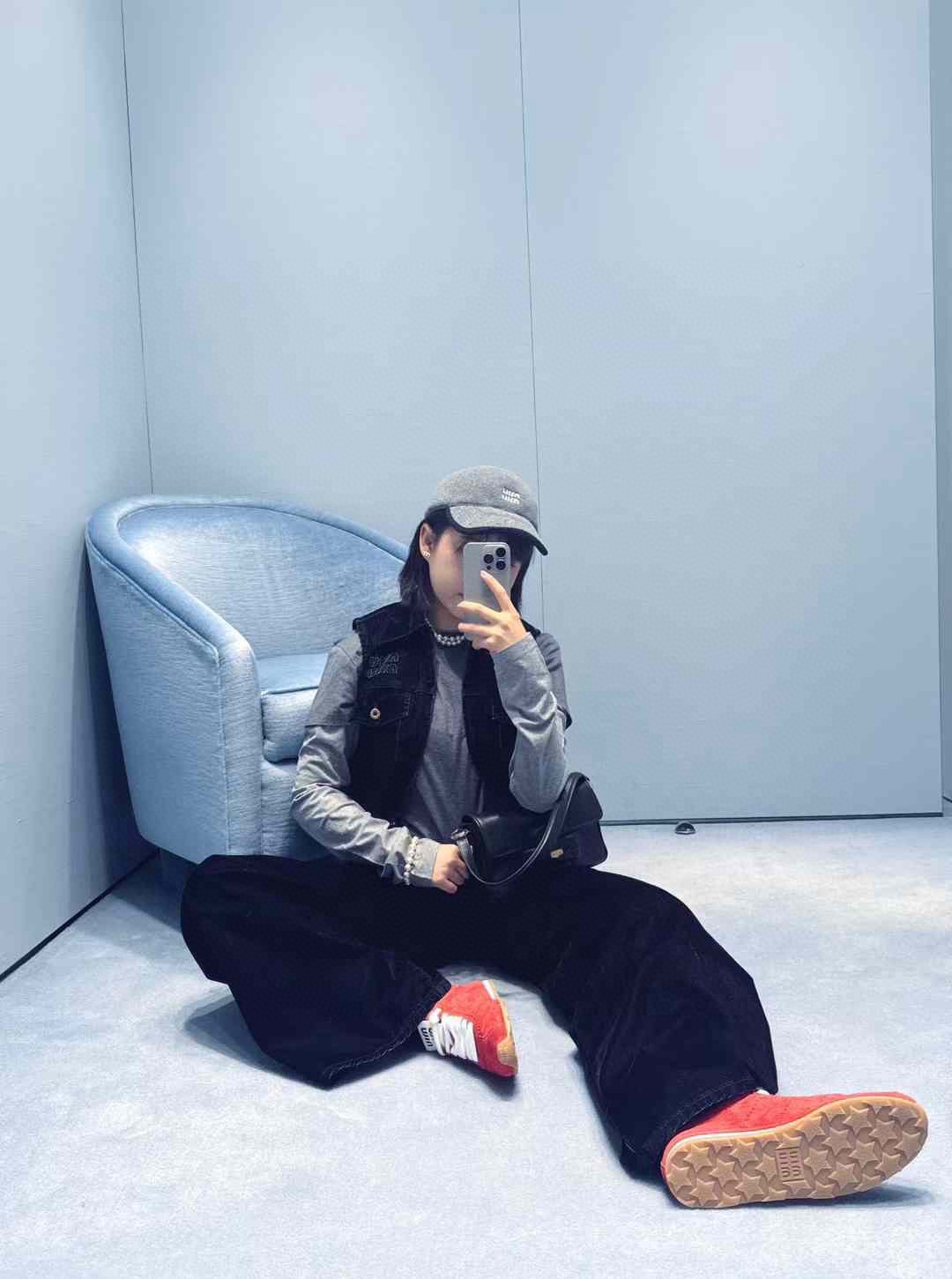 NO:323465,Miu25Ss early spring short zipper vest original 1:1 custom velvet denim fabric. Multiple enzyme wash, retro and fashionable, lapel zipper pocket vest, iconic three-dimensional letter logo on the chest, fully displaying the brand trend positioning, elastic and elastic adjustment of hem, easily attracted by the thin waist, adding visual highlights, matched with the same series of lotus waist straight trousers, the design echoes, high and slim, the set of upper body increases the styling, fashionable and fashionable, a must-have fashion outfit for commuting and dates, customized facial accessories, high version SML,,miumiu,alexander wang19860909批Miu25Ss早春短款拉链马甲 原版1:1定制丝绒牛仔面料.酵素多重水洗 复古洋气 翻领拉链口袋马甲,胸前标志性立体字母徽标 尽显品牌潮流定位 下摆松紧弹力调节 轻松被细腰吸引 增加视觉亮点 搭配同系列荷叶腰直筒长裤 设计呼应 显高显瘦 成套上身增加造型感 时髦且洋气 通勤约会必备时尚穿搭 定制面辅料 高版本 SML,,miumiu,alexander wang,Women's clothing