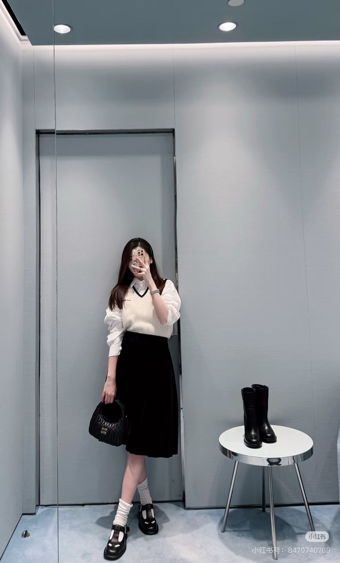 NO:323473,Miu25Ss early spring pleated skirt Original 1:1 customized velvet denim fabric. Multiple enzyme wash Retro and fashionable logo iconic three-dimensional letter logo fully displays brand trend positioning Loose style Add visual highlights Matched with pleated skirts in the same series The design echoes the design to make it look taller and slim. The set of upper body increases the styling. Fashionable and fashionable. A must-have for commuting and dates. Customized face accessories. Higher version SML,,miumiu, skirts,alexander wang19860909批Miu25Ss早春百褶半身裙 原版1:1定制丝绒牛仔面料.酵素多重水洗 复古洋气 logo标志性立体字母徽标 尽显品牌潮流定位 宽松版型 增加视觉亮点 搭配同系列百褶半身裙 设计呼应 显高显瘦 成套上身增加造型感 时髦且洋气 通勤约会必备时尚穿搭 定制面辅料 高版本 SML,,miumiu,skirts,alexander wang,Women's clothing