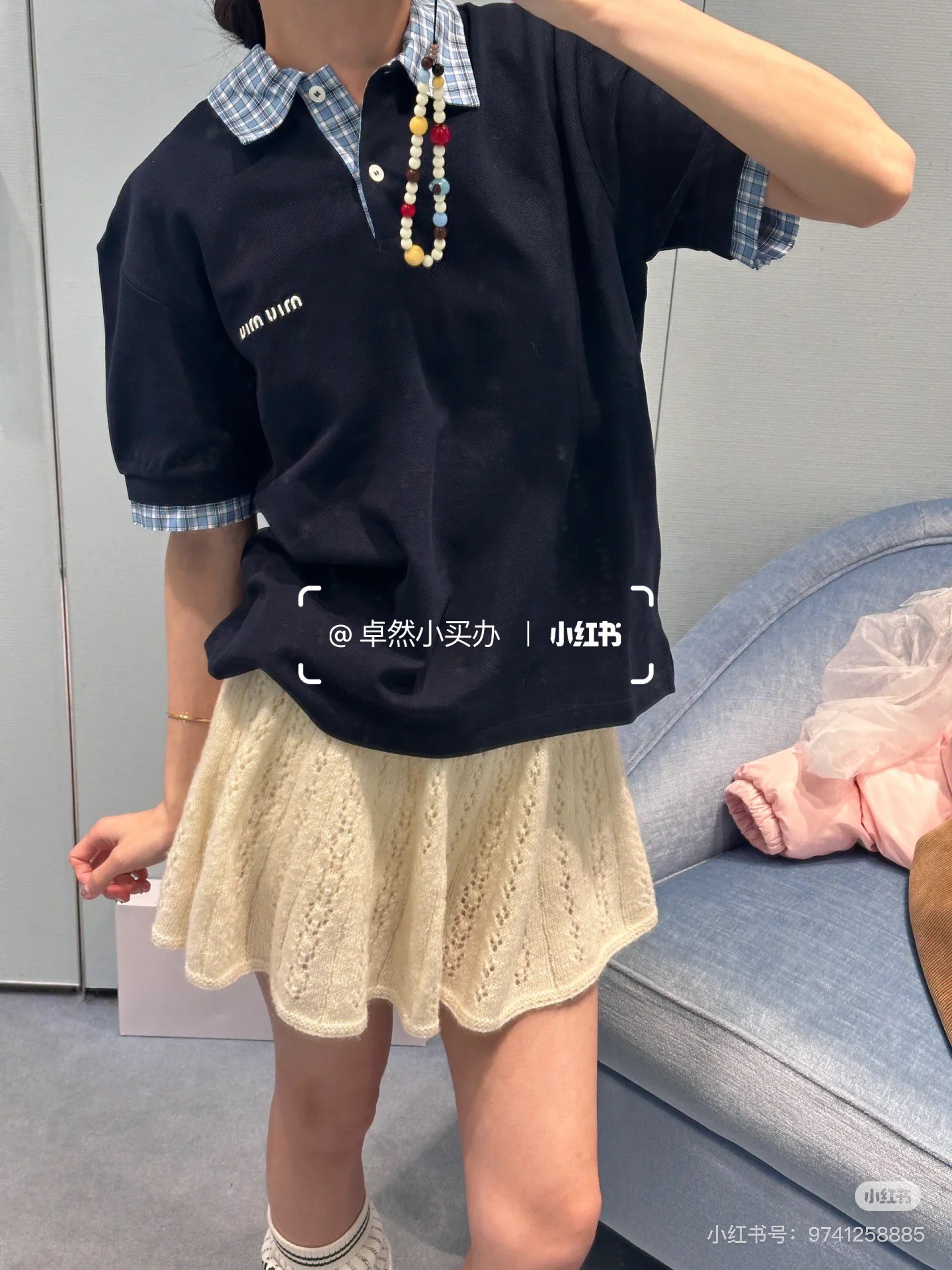 NO:320892,Mium*u 25 spring and summer new product, blue plaid spliced ​​lapel fake two-piece short-sleeved polo shirt, original development!  High-end production!  Pay attention to the pure hand-cut whisker edges on the cuff splicing of the pair, and the details are in place. Many celebrity bloggers are showing off, and the Academy-style Polo chest contrast embroidery thread creates three-dimensional logo embroidery. The small loose version hides the flesh and makes you look slim. Single-fitting layering is stress-free~~ The upper body is fashionable~ Spot SML,,miumiu,T-shirt,alexander wang19860909批 Mium*u 25春夏新品 蓝色格纹拼接翻领假两件短袖polo衫,原版开发！高版出品！注意对版复刻袖口拼接处纯手工剪裁毛须边,细节到位.超多明星博主在秀,学院风Polo胸口对比色绣线打造立体logo刺绣,小宽松版型藏肉显瘦,单穿叠穿无压力~~上身就是时髦精~现货 SML,,miumiu,T-shirt,alexander wang,Women's clothing