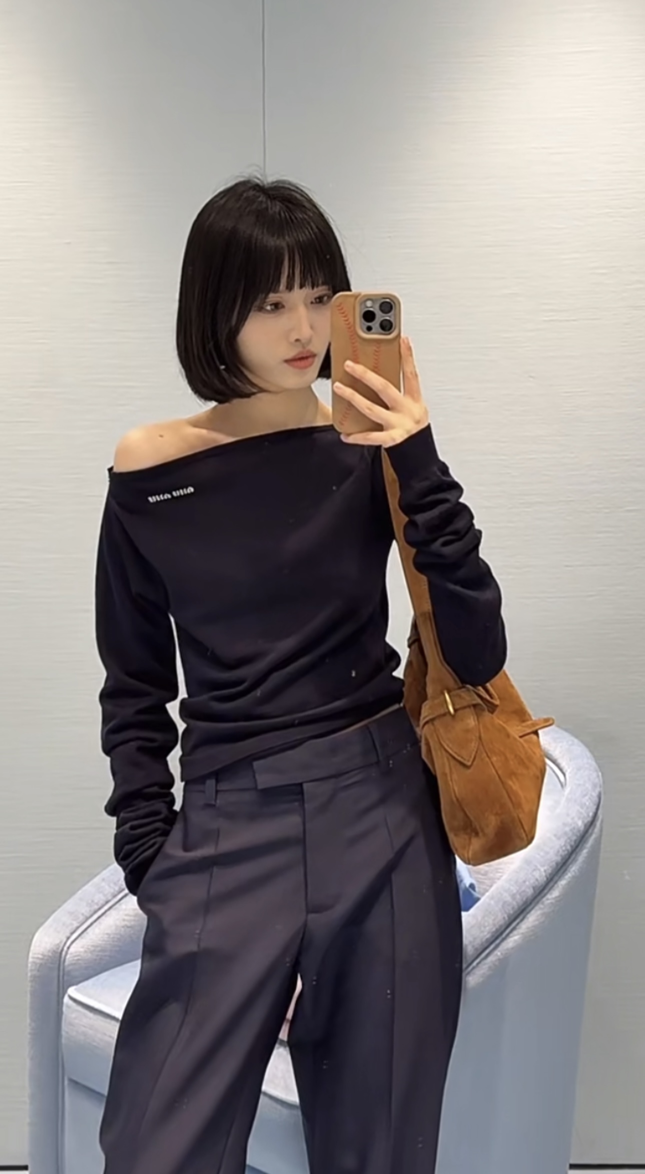 NO:320896,Miumi* 25Ss early spring new model, micro-label cashmere one-shoulder long-sleeved top, original development!  High-end production!  Miu's sense of luxury as always is, the key is that it is super easy to match and diverse outfits. The classic style makes the upper body look slim!  It is versatile and beautiful in the age-reducing environment and is not picky about others!  The quality of workmanship depends on the details!  Spot SML, miumiu, alexander wang19860909批Miumi* 25Ss早春新款 微标羊绒一字肩长袖上衣,原版开发！高版出品！miu家一如既往的高级感,关键是超级好搭, 多样穿搭.经典版型上身巨显瘦！减龄百搭不挑人上身美的不要不要的！做工品质看细节！现货SML,,miumiu,alexander wang,Women's clothing