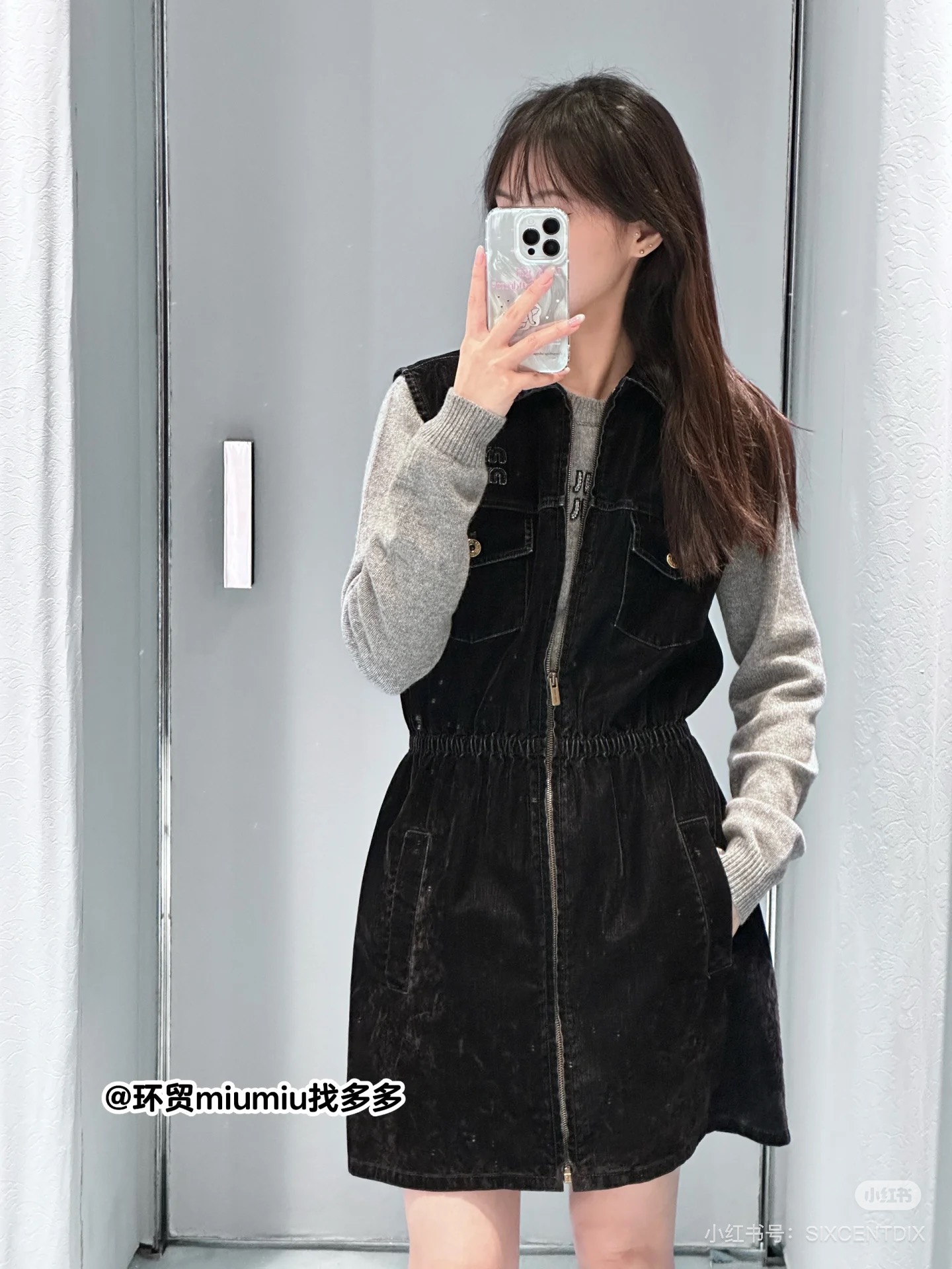 NO:323456,Miu25Ss early spring zipper vest dress Original 1:1 custom velvet denim fabric. Enzyme multiple wash Retro and fashionable Lapel zipper pocket dress, iconic three-dimensional letter logo on the chest Shows the brand trend positioning The elastic and elastic adjustment of the waist easily attracted by the thin waist Add visual highlights Matched with the same series of lotus waist straight trousers The design echoes the design to make it look taller and slim. The upper body adds a sense of styling. Fashionable and fashionable. A must-have for commuting and dates Customized face accessories High-version SML, miumiu, skirts, alexander wang19860909批Miu25Ss早春拉链背心连衣裙 原版1:1定制丝绒牛仔面料.酵素多重水洗 复古洋气 翻领拉链口袋连衣裙,胸前标志性立体字母徽标 尽显品牌潮流定位 腰间松紧弹力调节 轻松被细腰吸引 增加视觉亮点 搭配同系列荷叶腰直筒长裤 设计呼应 显高显瘦 成套上身增加造型感 时髦且洋气 通勤约会必备时尚穿搭 定制面辅料 高版本 SML,,miumiu,skirts,alexander wang,Women's clothing