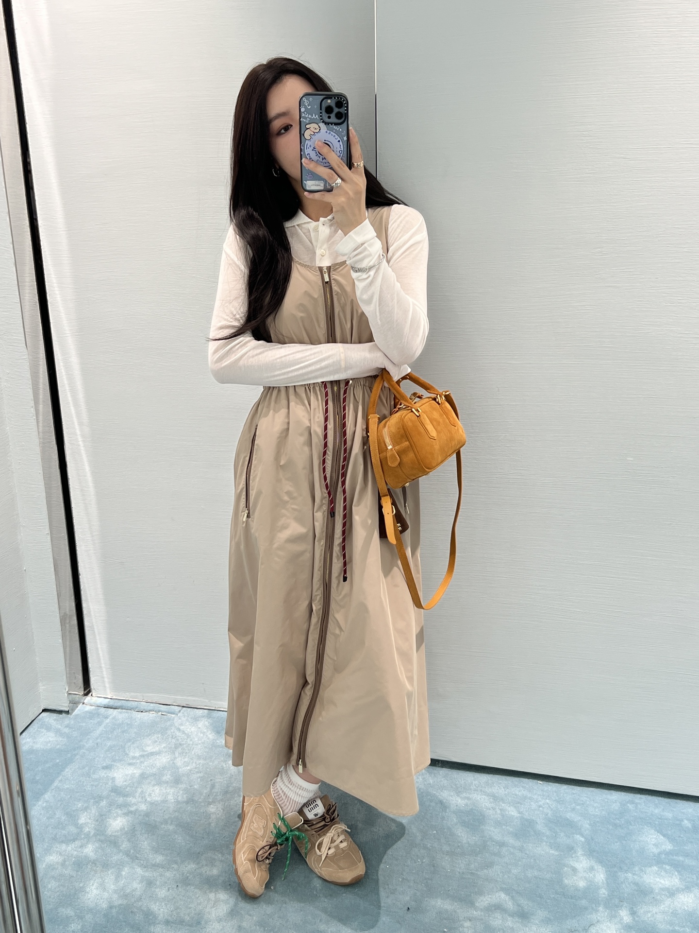 NO:319371,Miumi*2025 new product is available on the shelves of round neck zipper drawstring dress, customized YB sunscreen fabric is breathable, comfortable and skin-friendly, Zippered open-collar dress style, loose, comfortable and adjustable, the weighty skirt is extremely tolerant to the figure, uses elastic waist envelope to decorate, fit the curve to outline the waist, and creates an intellectual and elegant outfit with a good proportion of top and bottom length. The chest pocket is embellished with the iconic letter logo to enhance the brand style and meets various needs for commuting and dates. The outfit is more age-reducing and playful. Customized face accessories. Accurate version. High version,,miumiu, skirts,alexander wang19860909批 Miumi*2025新品上架圆领拉链抽绳连衣裙,定制YB防晒面料质感透气 舒适亲肤 拉链开襟连衣裙版型 宽松舒适可调节 分量感十足的裙摆对身材包容度极高 利用弹力腰封装饰 贴合曲线勾勒腰身 同时打造上短下长好比例的知性优雅穿搭 胸前口袋点缀标志性字母徽标 提升品牌格调 满足通勤约会多种需求 穿搭更显减龄俏皮 定制面辅料 认准版本 高版本,,miumiu,skirts,alexander wang,Women's clothing