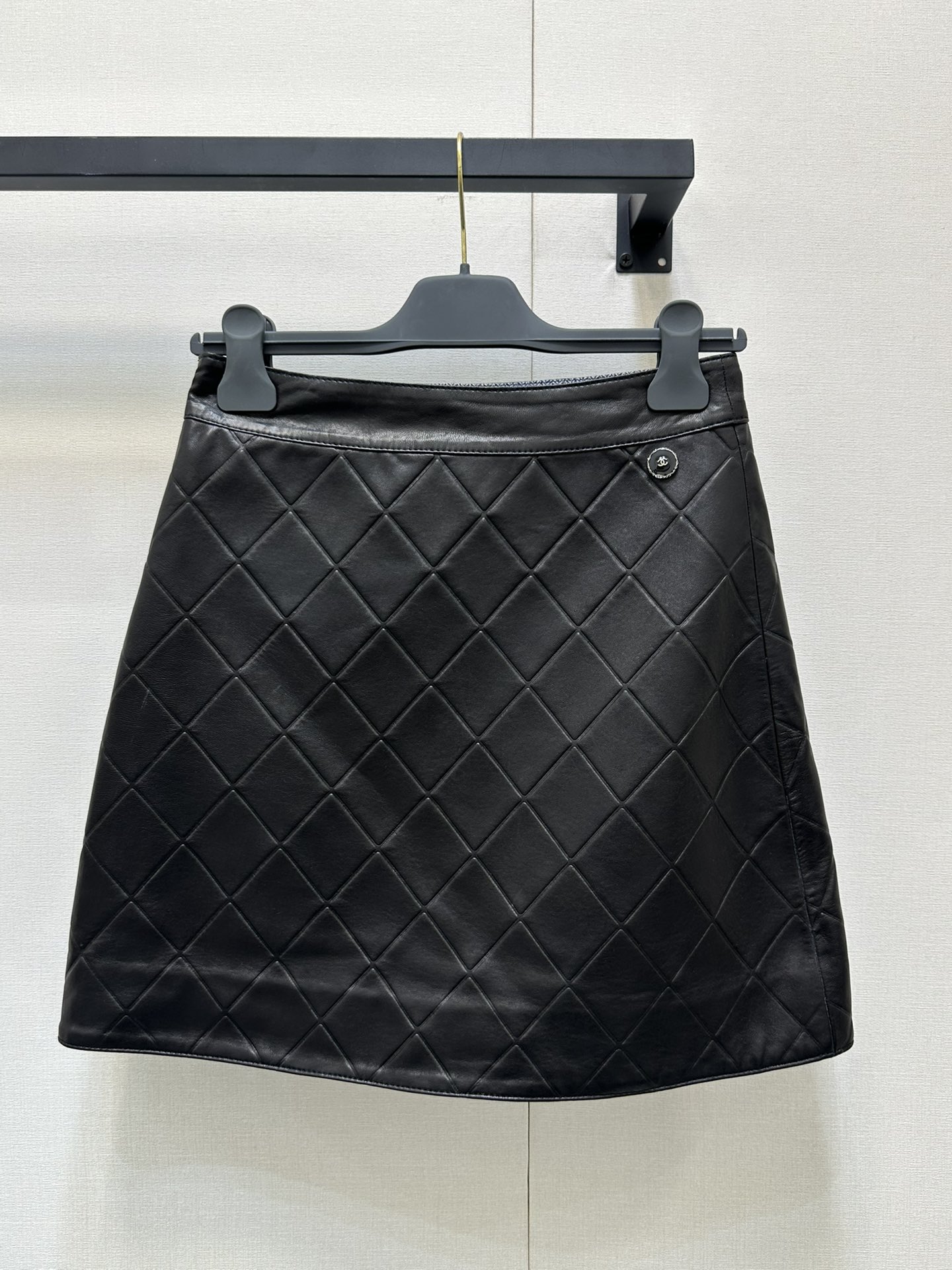 NO:331647,(coat) (skirt) Chane's newest lambskin jacket, skirt The first Vintage leather jacket to buy Song Qian is the same as the one in the same style as the stand-up collar baseball jacket. The classic style of the stand-up collar baseball jacket is versatile and not picky, handsome motorcycle style is fashionable girl. It can match it with A and cool style, not picky, fashionable and high-end tone. The perfect style looks huge and slim on the upper body. SML, chanel, skirts, jackets & coats, jackets & coats, leather jacket, sheepskin, alexander wang19860909（外套）批（裙） Chane*新款小羊皮外套,半裙 入手的第一件Vintage皮衣宋茜同款 立领棒球夹克经典版型百搭不挑人帅气机车风气质时髦少女 任意搭配 又A又飒的甜酷风版型不挑人时髦又高级的调调 完美版型上身巨显瘦.SML,,chanel,skirts,jackets & coats,jackets & coats,leather jacket,sheepskin,alexander wang,Women's clothing