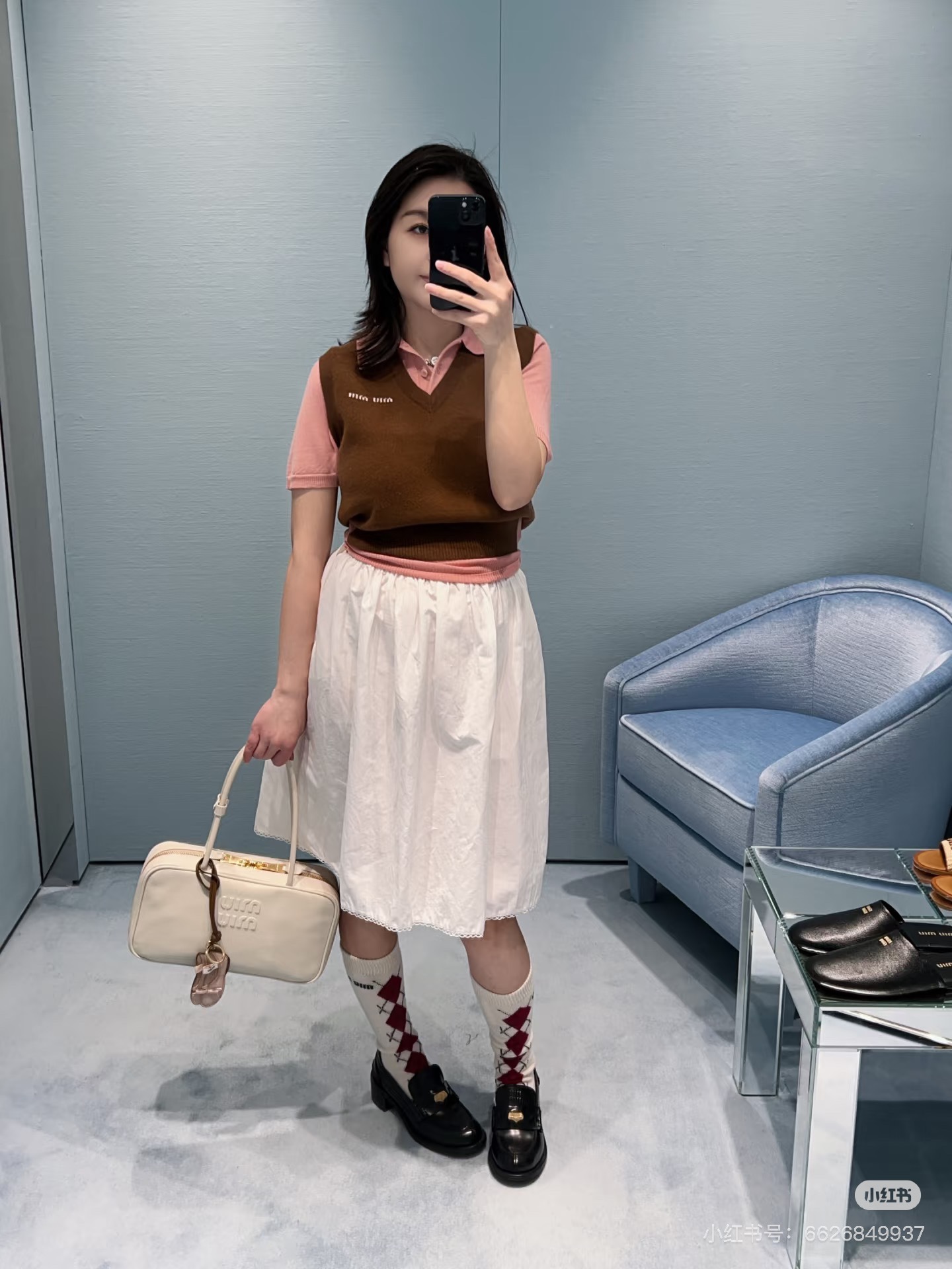 NO:322972,Batch Miumi* 25Ss Early Spring New Model Fake Two-Piece Vest Polo Short-Sleeve Knitted Top. Original Open, High-Performance Production!  Best wearer Miu-style layered series Fixed dyed delicate wool yarns All colors are very positive Small styles Single wear or inner wear are very good Texture visible to the naked eye Details are spot online SML, Miumiu, T-shirt, alexander wang19860909批 Miumi* 25Ss早春新款 假两件背心Polo短袖针织上衣.原版开放,高版出品！最佳实穿选手 miu式叠穿的系列 定染细腻的羊毛纱线 颜色都很正 小版型 单穿或者内搭都很可 质感肉眼可见 细节在线现货 SML,,miumiu,T-shirt,alexander wang,Women's clothing