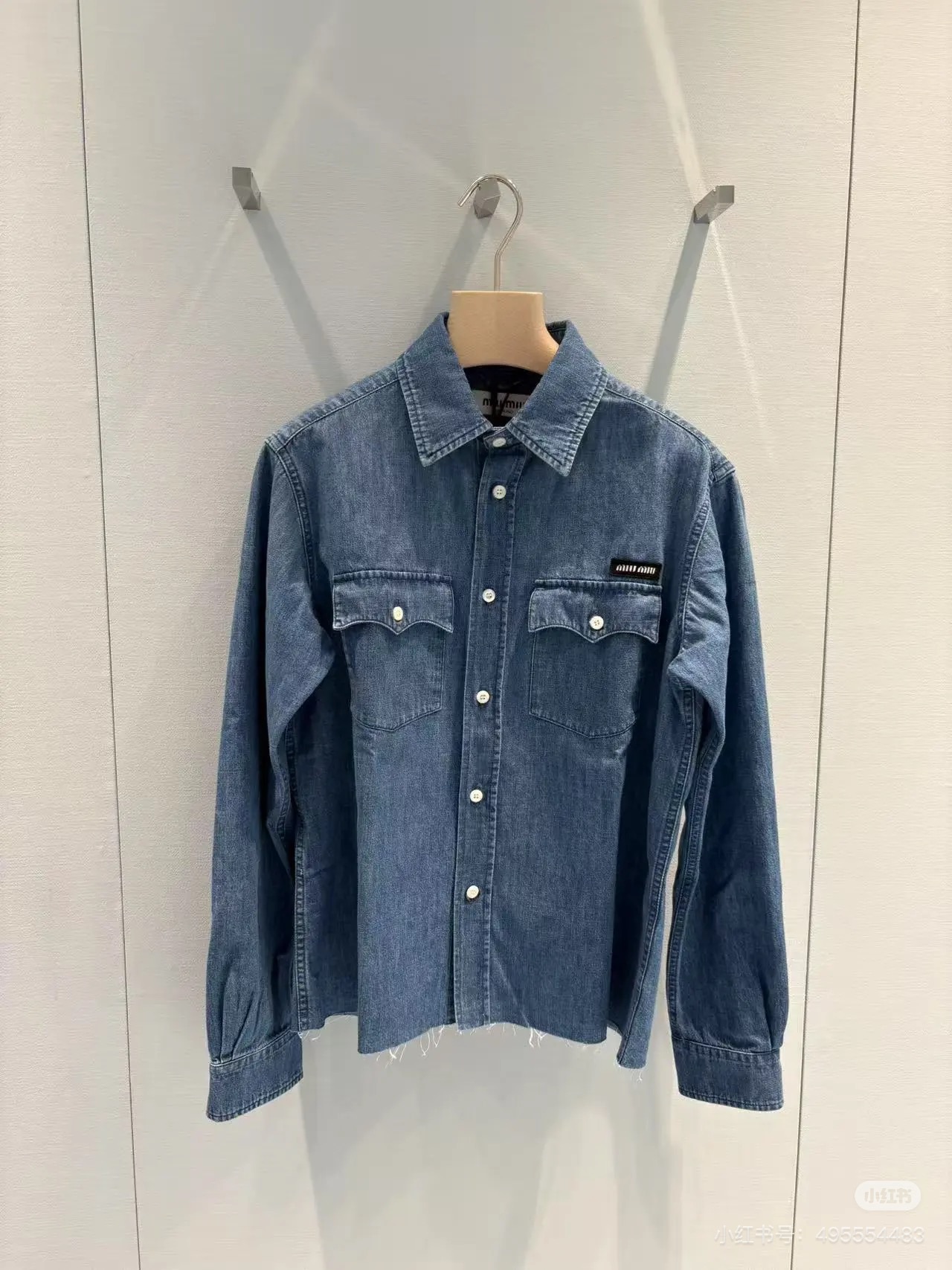 NO:322964,Miu25Ss retro pocket denim shirt jacket Customized YB twill cotton denim fabric Good breathability Soft and skin-friendly Multi-enzyme washing process Create a natural color rub with dark blue retro base Lapel long-sleeved denim shirt shape Echoing evergreen flip pocket Retro and fashionable Letter logo embellishes one-sided pocket Rich details without losing sweetness Show brand heritage Increase styling Easily highlight fashionable and fashionable style Freely match skirts and trousers At will, you can look harmonious and high-end Customized surface accessories Definitely version Higher version SML,,miumiu, skirts, jackets & coats,shirts,alexander wang19860909批Miu25Ss复古口袋牛仔衬衫外套 定制YB斜纹棉牛仔面料 透气性佳 柔软亲肤 多重酵素水洗工艺处理 打造深蓝复古为底的自然擦色感 翻领长袖牛仔衬衫造型 与常青翻盖口袋呼应 复古又时尚 字母徽标点缀单侧口袋之上 丰富细节不失甜美 彰显品牌底蕴 增加造型感 轻松突出时髦洋气格调 随意搭配裙装裤装 都能显得风格协调高级 定制面辅料 认准版本 高版本 SML,,miumiu,skirts,jackets & coats,shirts,alexander wang,Women's clothing