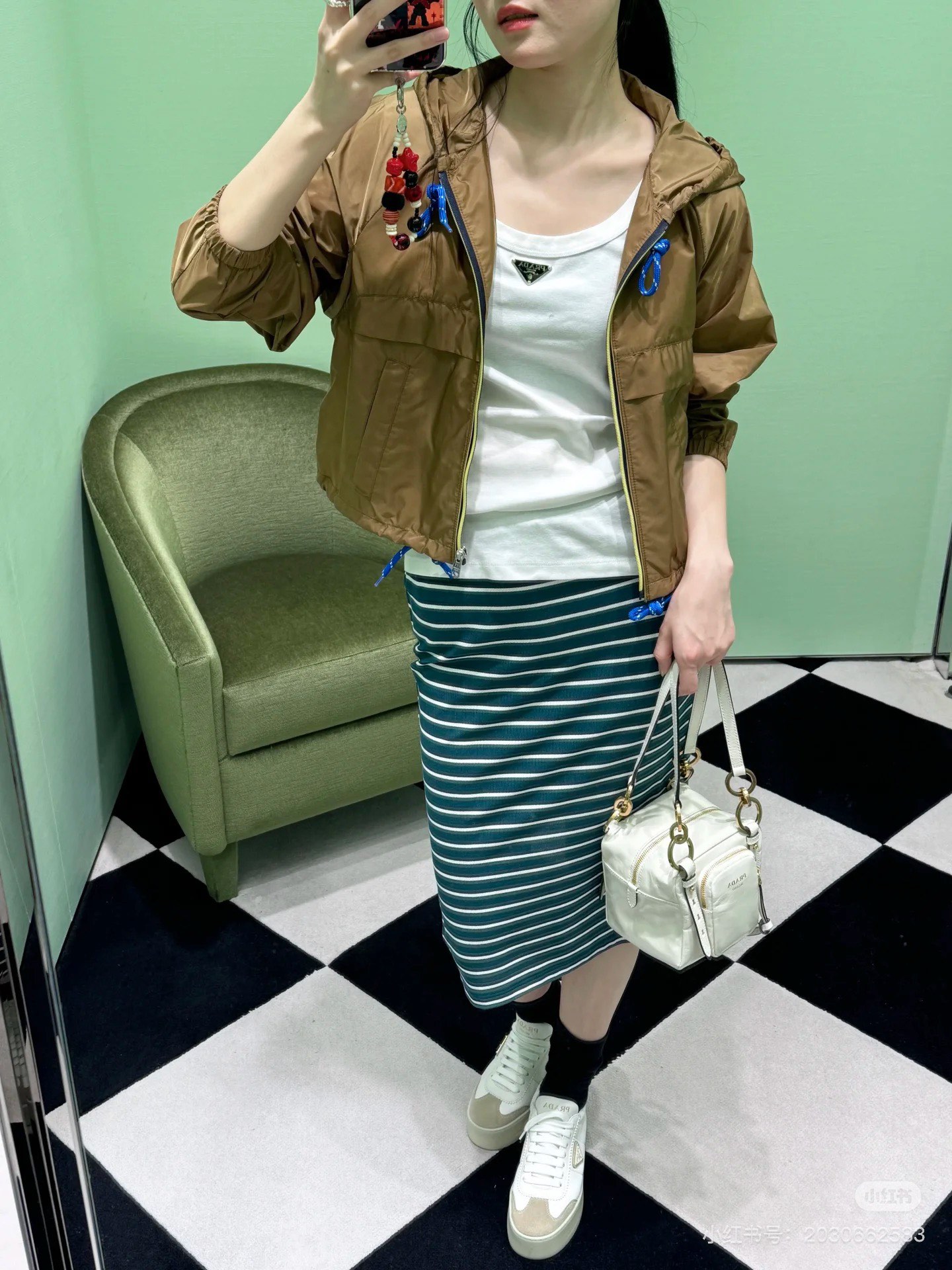 NO:322976,Prad* 25Ss spring and summer new style retro British style thin short hooded jacket. Original development!  High-end production!  This is the first windbreaker in the early spring wardrobe!  !  The upper body is really stylish~ The clothes length design that easily grasps the right sense of the atmosphere, whether tall or small, can control the style very fashionable and atmospheric!  Sisters, all of you closed your eyes and rushed forward!  Custom fabrics with excellent texture~ Recommended hot products!  Pay attention to the difference between the market picture view version Spot SML, prada, hats, alexander wang19860909批Prad* 25Ss春夏新款 复古英伦风轻薄短款连帽冲锋衣.原版开发！高版出品！早春衣柜第一件风衣非这款莫属！！上身真的超有范儿～轻松拿捏住氛围感恰到好处的衣长设计无论高个还小个子都能驾驭版型非常时髦大气！姐妹们都给我闭眼冲呀！定制面料 质感绝佳～爆款推荐！注意区别市面看图版本 现货 SML,,prada,hats,alexander wang,Women's clothing