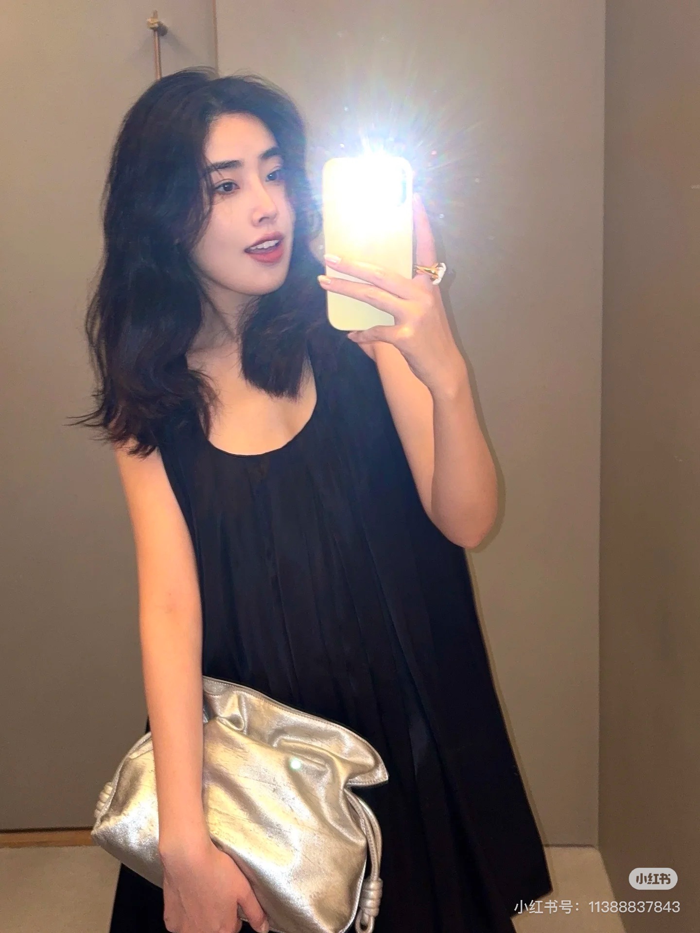 NO:322965,Loewe*25FW early autumn new style, girly dress temperament suspender small black skirt. Original development!  High-end production!  Sling dress. Slim shoulder straps highlight the collarbone, temperament is age-reducing elegant and atmospheric, and the double-layer spliced ​​and tailored skirt creates a sweet atmosphere for a romantic girl. The upper body is so beautiful!  A must-have item for white and rich beauty!  The quality of workmanship depends on the details!  Spot SML, loewe, skirts, alexander wang19860909批 Loewe*25FW早秋新款 少女穿搭气质吊带小黑裙.原版开发！高版出品！吊带连衣裙.细肩带凸显锁骨～气质减龄优雅大气风,双层拼接剪裁大裙摆打造浪漫少女甜美气息.上身美的不要不要的！白富美必备单品！做工品质看细节！ 现货SML,,loewe,skirts,alexander wang,Women's clothing