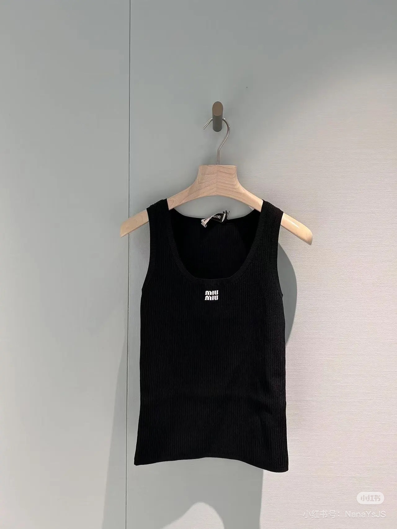 NO:325175,Batch Miumi* 25Ss early spring new style contrasting color logo decorative sleeveless U-neck knitted vest, original development!  High-end production!  The new counter product of super hot girls, with its own old money aura, and the upper body looks very white!  The wrapping is very good, and it has the fashionable feeling when paired with all kinds of pants!  Spot SML, miumiu,alexander wang19860909批 Miumi* 25Ss早春新款 撞色logo装饰无袖u领针织背心,原版开发！高版出品！超级辣妹的专柜新品,自带old money气场的颜色,上身巨显白！包裹性做的特别好,搭配各类裤装都有那种时髦感！现货 SML,,miumiu,alexander wang,Women's clothing