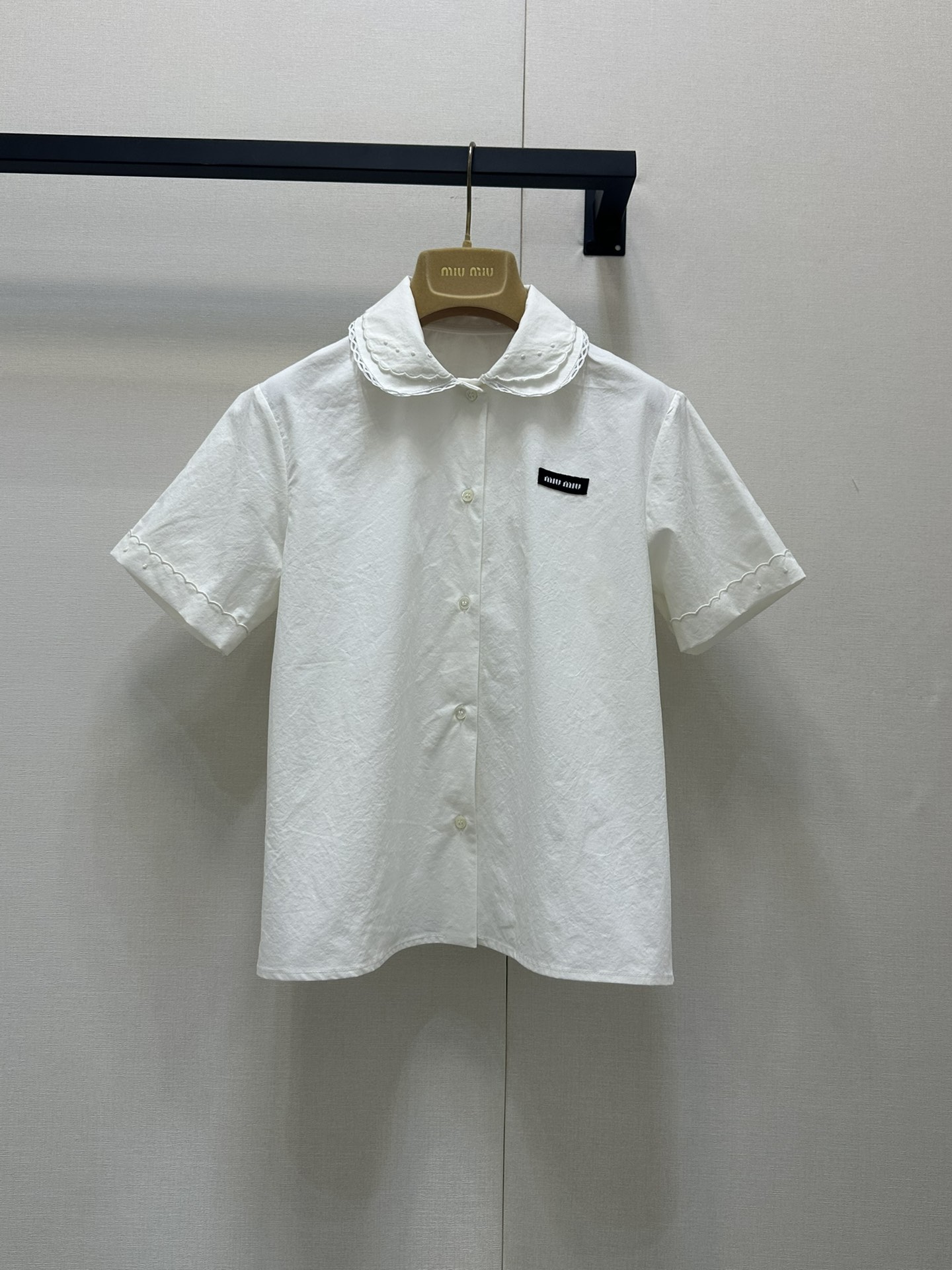 NO:329684,Batch (not skirt) Batch (shirt) Miumi* 25Ss spring and summer new style Intellectual molecular college style double-collar white shirt   lace white skirt. Original 1:1 customized lace development!  High-end production!  Custom imported wash cotton has a great texture!  The thorn 0 lace design is sweet and cool, and it has a age-reducing outfit. It is not picky about people and looks huge in the upper body!  Three-dimensional tailoring technology, perfect workmanship quality depends on details!  Spot SML, miumiu, skirts, shirts, alexander wang19860909批（不裙） 批（衬衫）Miumi* 25Ss春夏新款 知性分子学院风双层领白色衬衫 花边白色半裙.原版1:1定制花边开发！高版出品！定制进口洗水棉质感超赞！刺0花边设计甜酷兼备减龄穿搭.不挑人版型上身巨显瘦！立体剪裁工艺,完美做工品质看细节！现货 SML,,miumiu,skirts,shirts,alexander wang,Women's clothing