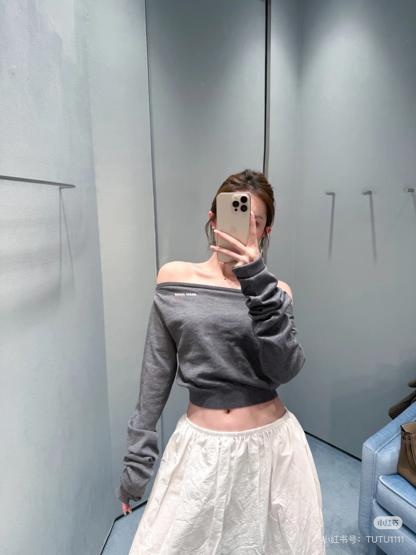 NO:329682,Miumi* 25Ss early spring new style, one-length letter pullover sweater. High-end version uses 18 knit. Original development!  High-end production!  The one-shoulder neckline exposes the shoulders and neck to make you look slimmer and feminine. It also wears three clothes. It is densely knitted and fashionable and windproof, and the letter logo on the chest is decorated with contrasting colors, highlighting the high-end positioning and fashionable tone. The regular style, dark and light colors, creates a gentle and quiet literary atmosphere!  Spot SML, miumiu, sweaters, alexander wang19860909批Miumi* 25Ss早春新款 一字领字母套头毛衣.高版采用18针织.原版开发！高版出品！一字肩领口露出肩颈更显瘦,显女人味 ,且一衣三穿.密实针织时尚又防风胸前撞色字母徽标装点,彰显高级定位和时尚调性.常规版型,深浅两色,打造温柔恬静的文艺氛围感！现货 SML,,miumiu,sweaters,alexander wang,Women's clothing