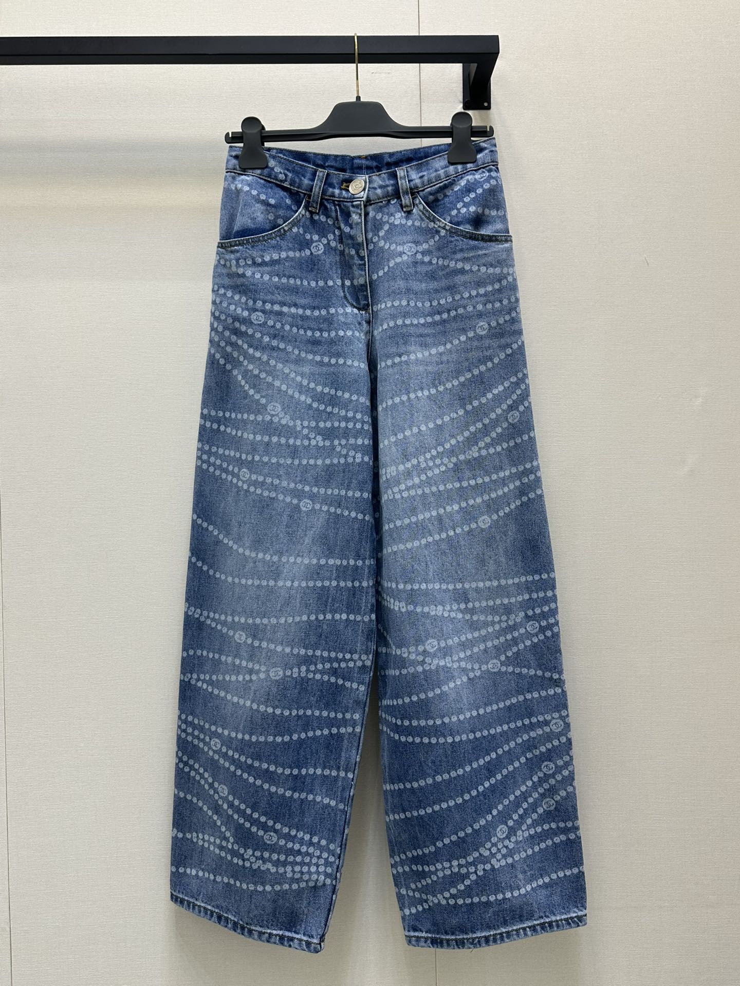 NO:335457,Chane*25P series hot pearl print logo wide-leg jeans. Original development!  High-end production!  The fabric is very comfortable denim cotton fabric, the most unstoppable straight wide-leg pants!  The most beautiful and difficult thing is that the laser burning and washing water many times is very complicated. I won’t state it if I’m too professional, and I don’t understand it either. I just know that to achieve this effect, the process is very complicated!  The details are beautiful, the outfit is not of age, the zipper logo zipper head, the button special letters hardware mold opening customization!  Professional denim factory production, double-strand bottom line!  To modify the leg shape, you must have one for all seasons of outfits!  Perfect workmanship quality depends on details. Monochrome SML large-scale real shots, chanel, jeans, alexander wang19860909Chane*25P系列爆款珍珠印logo阔腿牛仔裤.原版开发！高版出品！面料是非常舒适牛仔棉面料,最不挑腿型的直筒阔腿裤！最美的最难的就是激光烧花又多次洗水等工艺很复杂,太专业我也不陈述了,咱也不懂,就知道要达到这效果,过程很复杂就可以了！细节很美很美,穿搭没有年龄感,拉链的logo拉链头,扣子特色字母五金开模定制！专业牛仔厂制作,双股底线！修饰腿型,四季穿搭都必备一条！完美做工品质看细节.单色 SML大货实拍,,chanel,jeans,alexander wang,Women's clothing