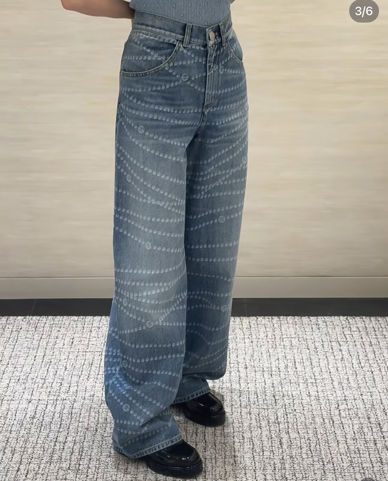 NO:325181,The Chane*25P series hot pearl print logo wide-leg jeans. Original development!  High-end production!  The fabric is very comfortable denim cotton fabric, the most unstoppable straight wide-leg pants!  The most beautiful and difficult thing is that the laser burning and washing water many times is very complicated. I won’t state it if I’m too professional, and I don’t understand it either. I just know that to achieve this effect, the process is very complicated!  The details are beautiful, the outfit is not of age, the zipper logo zipper head, the button special letters hardware mold opening customization!  Professional denim factory production, double-strand bottom line!  To modify the leg shape, you must have one for all seasons of outfits!  Perfect workmanship quality depends on details. Monochrome SML, chanel, jeans, alexander wang19860909批Chane*25P系列爆款珍珠印logo阔腿牛仔裤.原版开发！高版出品！面料是非常舒适牛仔棉面料,最不挑腿型的直筒阔腿裤！最美的最难的就是激光烧花又多次洗水等工艺很复杂,太专业我也不陈述了,咱也不懂,就知道要达到这效果,过程很复杂就可以了！细节很美很美,穿搭没有年龄感,拉链的logo拉链头,扣子特色字母五金开模定制！专业牛仔厂制作,双股底线！修饰腿型,四季穿搭都必备一条！完美做工品质看细节.单色 SML,,chanel,jeans,alexander wang,Women's clothing