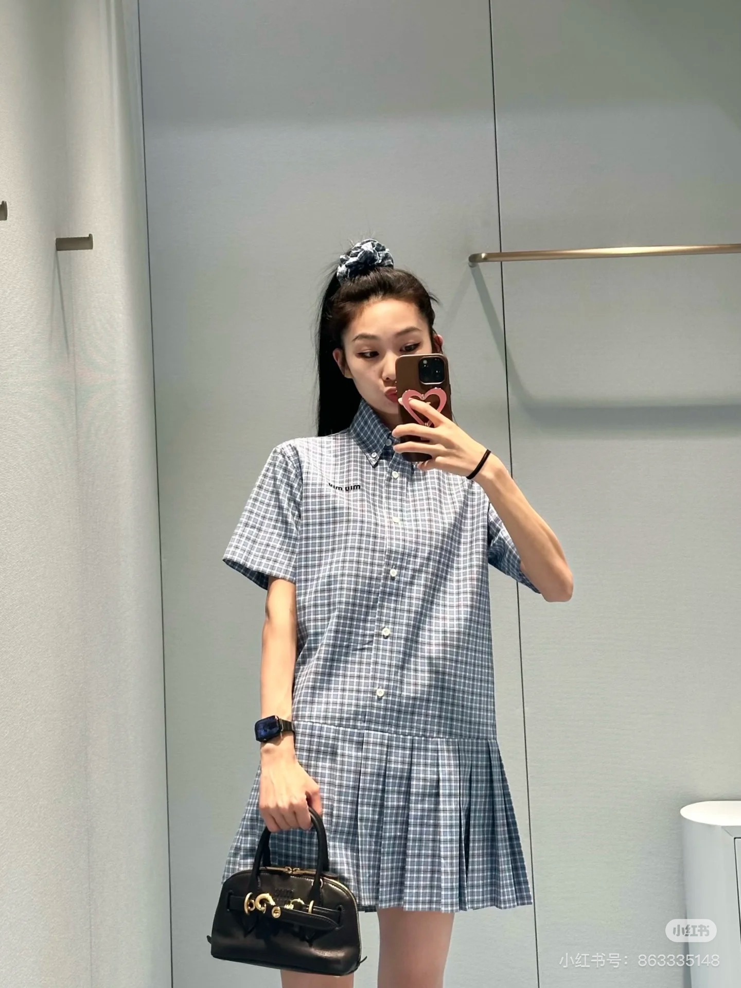 NO:325616,MiuMi* 25Ss early spring new logo logo embroidered pleated shirt skirt. Original development!  High-end production!  The new college-style pattern products are here again, and a series are released. It is easy to create a high-end outfit in the same color. The buttoned shirt has a pointed collar, the three-dimensional logo letter logo embroidery on the chest highlights the style. The 1:1 mold-opening custom single-breasted front closure, and the spliced ​​pleated skirt is very miu. The small girl is also super suitable. The draped straight style is not picky. The upper body is young and fashionable, and the girlish feeling comes out in an instant!  SML, miumiu, skirts, shirts, alexander wang19860909批MiuMi* 25Ss早春新款 logo徽标刺绣百褶衬衫裙.原版开发！高版出品！学院风格纹新品又来啦,一系列都出啦,轻松打造同色系穿搭高级感满满~系扣衬衫尖领,胸口立体logo字母徽标刺绣凸显格调,1:1开模定制单排扣前襟,拼接百褶裙摆就非常的miu,小个子妹子也超级合适,垂坠直筒版型又不会挑人,上身年轻又时髦,少女感一下子就出来了！SML,,miumiu,skirts,shirts,alexander wang,Women's clothing