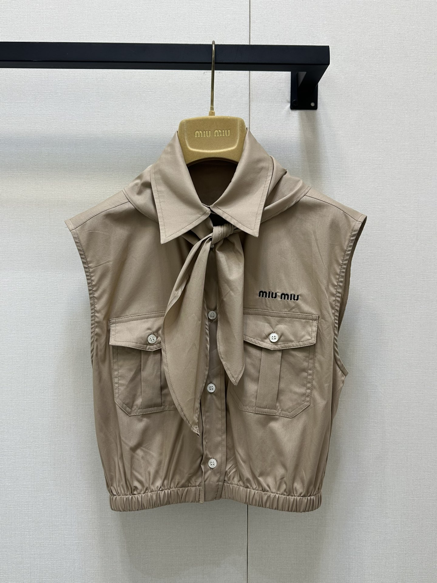 NO:328793,Miu25 bow tie sleeveless shirt original development High-version production Silk cotton material Soft and comfortable, skin-friendly and breathable, the first choice material for summer outfits, bow tie style, add shawl bow tie design under the exquisite pointed collar, the tie is full of college style, echoing the letter logo on the chest, highlighting the style of the Miu series brand, pocket shape on both sides of the chest to increase the personality of the slack workwear, the waist elastic adjustment is more flexible, and the outfit is a casual and lazy style. The shirt color is super gentle on the upper body. The bow tie is removable!  SML big product real shot, miumiu,shirts,real silk,shawls,alexander wang19860909Miu25领结无袖衬衣 原版开发 高版出品 真丝棉材质 柔软舒适 亲肤透气性更好 夏日穿搭首选材质 领结无袖衬衫版型 精致尖领之下增加披肩领结设计 系上学院范儿十足 与胸前字母徽标呼应 凸显缪系品牌格调 胸前两侧以口袋造型增加松弛工装个性 腰身松紧调节更灵活 穿搭出休闲慵懒风格 衬衫颜色上身超温柔.领结可拆卸设计！SML大货实拍,,miumiu,shirts,real silk,shawls,alexander wang,Women's clothing