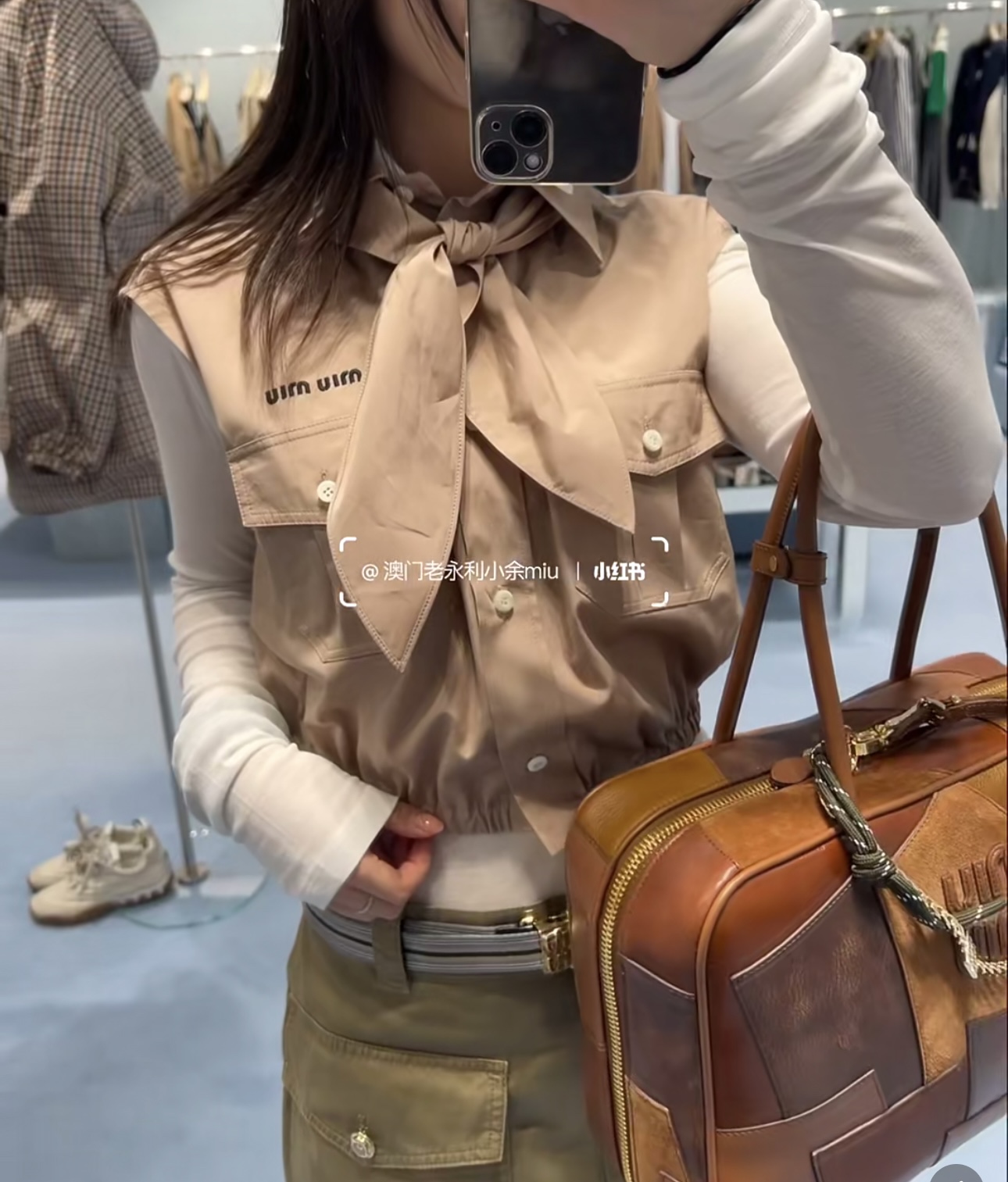 NO:326782,Miu25 bow tie sleeveless shirt original development High-version production Silk cotton material Soft and comfortable, skin-friendly and breathable, the first choice material for summer outfits Bow tie sleeveless shirt style Add a shawl bow tie design under the exquisite pointed collar, the tie is full of college style, echoing the letter logo on the chest, highlighting the style of the Miu series brand. The pocket shape on both sides of the chest increases the personality of the slack workwear, the waist is more flexible and the waist is elastic and adjustable, and the outfit is a casual and lazy style. The shirt color is super gentle on the upper body. The bow tie is removable!  SML, miumiu,shirts,real silk,shawls,alexander wang19860909批Miu25领结无袖衬衣 原版开发 高版出品 真丝棉材质 柔软舒适 亲肤透气性更好 夏日穿搭首选材质 领结无袖衬衫版型 精致尖领之下增加披肩领结设计 系上学院范儿十足 与胸前字母徽标呼应 凸显缪系品牌格调 胸前两侧以口袋造型增加松弛工装个性 腰身松紧调节更灵活 穿搭出休闲慵懒风格 衬衫颜色上身超温柔.领结可拆卸设计！SML,,miumiu,shirts,real silk,shawls,alexander wang,Women's clothing