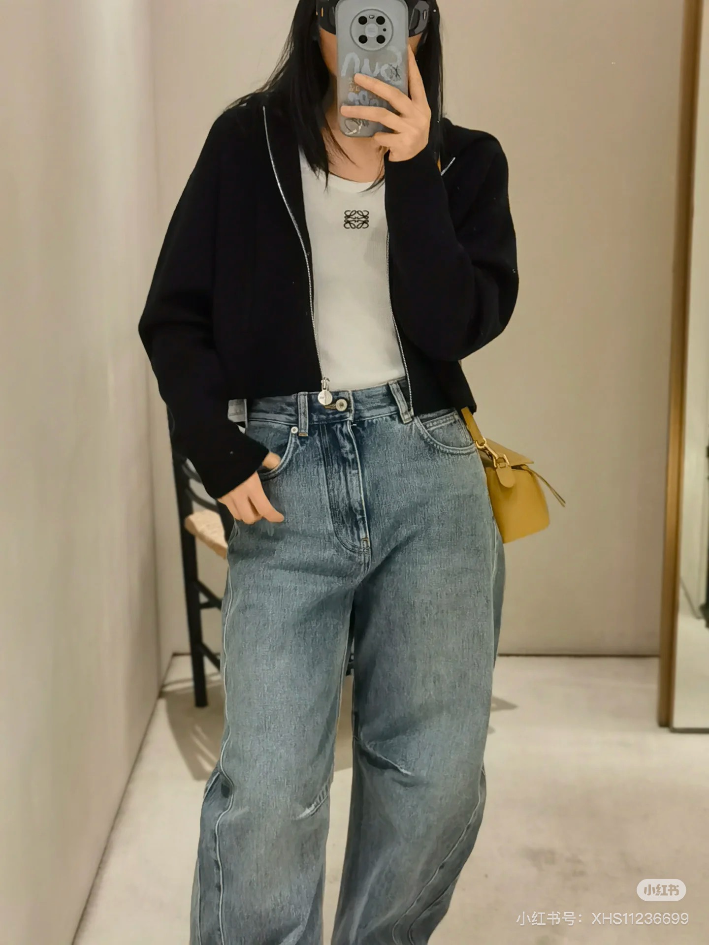 NO:326764,Loewe25Ss early spring new model, sickle-style jeans original development, high-end production. This kind of pants is also called sickle-style banana pants, which has a particularly good effect in hiding flesh and modifying the leg shape. Only the pants are visible on the upper body but not the leg shape!  The overall style is fashionable and fashionable. Just wearing a T-shirt or vest is fashionable and cool girl!  Perfect workmanship quality depends on the details!  Spot SML, loewe, jeans,tees,t-shirt,alexander wang19860909批Loewe25Ss早春新款 镰刀版型牛仔裤原版开发 高版出品.这种裤子也叫镰刀裤 香蕉裤,藏肉和修饰腿型效果特别好,上身只见裤型不见腿型！整体风格洋气时髦,随便穿件T恤或背心都是时尚酷girl！完美做工品质看细节！现货 SML,,loewe,jeans,tees，t-shirt,alexander wang,Women's clothing