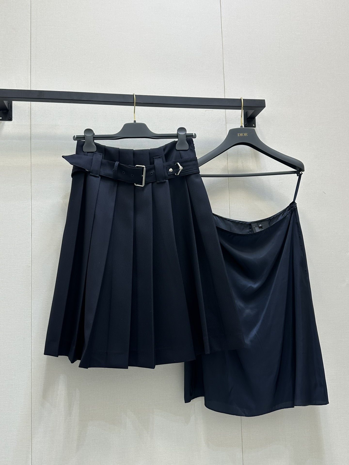 NO:327537,Prad* belt pleated skirt Original development High-end production. Fine imitation wool material Full texture, crisp style, smooth luster, high-waist pleated skirt tailored, waist decoration with a cloth belt, circle metal blending, highlighting the brand's exclusive high-end texture and style. Rich layers of pleated skirts are flexible and elegant, and play a role in modifying the hips and legs. As a versatile item, tall and fashionable, commuting and daily dates, SML, prada, skirts, alexander wang19860909Prad*腰带百褶裙 原版开发 高版出品.精仿羊毛材质 质感十足 版型挺括 光泽垂顺 高腰百褶半身裙剪裁 腰间饰以本布腰带调节 圆圈金属融入 彰显品牌专属的高级质感和格调 层次丰富的百褶裙摆 灵动飘逸 起到修饰胯部和腿形的作用 作为百搭单品 显高又时髦 通勤与日常约会都 SML,,prada,skirts,alexander wang,Women's clothing