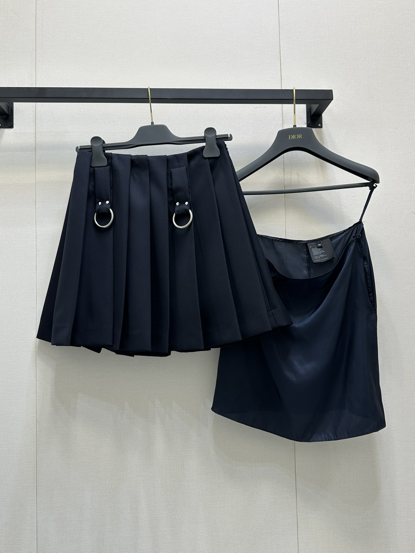 NO:328069,Prad* pleated skirt Original development High-end production. Fine imitation wool material Full texture, crisp style, smooth luster, high-waist pleated skirt tailored, waist decoration with a cloth belt, circle metal is integrated to highlight the brand's exclusive high-end texture and style. Rich layers of pleated skirts are flexible and elegant, and play a role in modifying the hips and legs. As a versatile item, tall and fashionable. Commuting and daily dates are both SML,,prada, skirts,alexander wang19860909Prad*百褶裙 原版开发 高版出品.精仿羊毛材质 质感十足 版型挺括 光泽垂顺 高腰百褶半身裙剪裁 腰间饰以本布腰带调节 圆圈金属融入 彰显品牌专属的高级质感和格调 层次丰富的百褶裙摆 灵动飘逸 起到修饰胯部和腿形的作用 作为百搭单品 显高又时髦 通勤与日常约会都 SML,,prada,skirts,alexander wang,Women's clothing