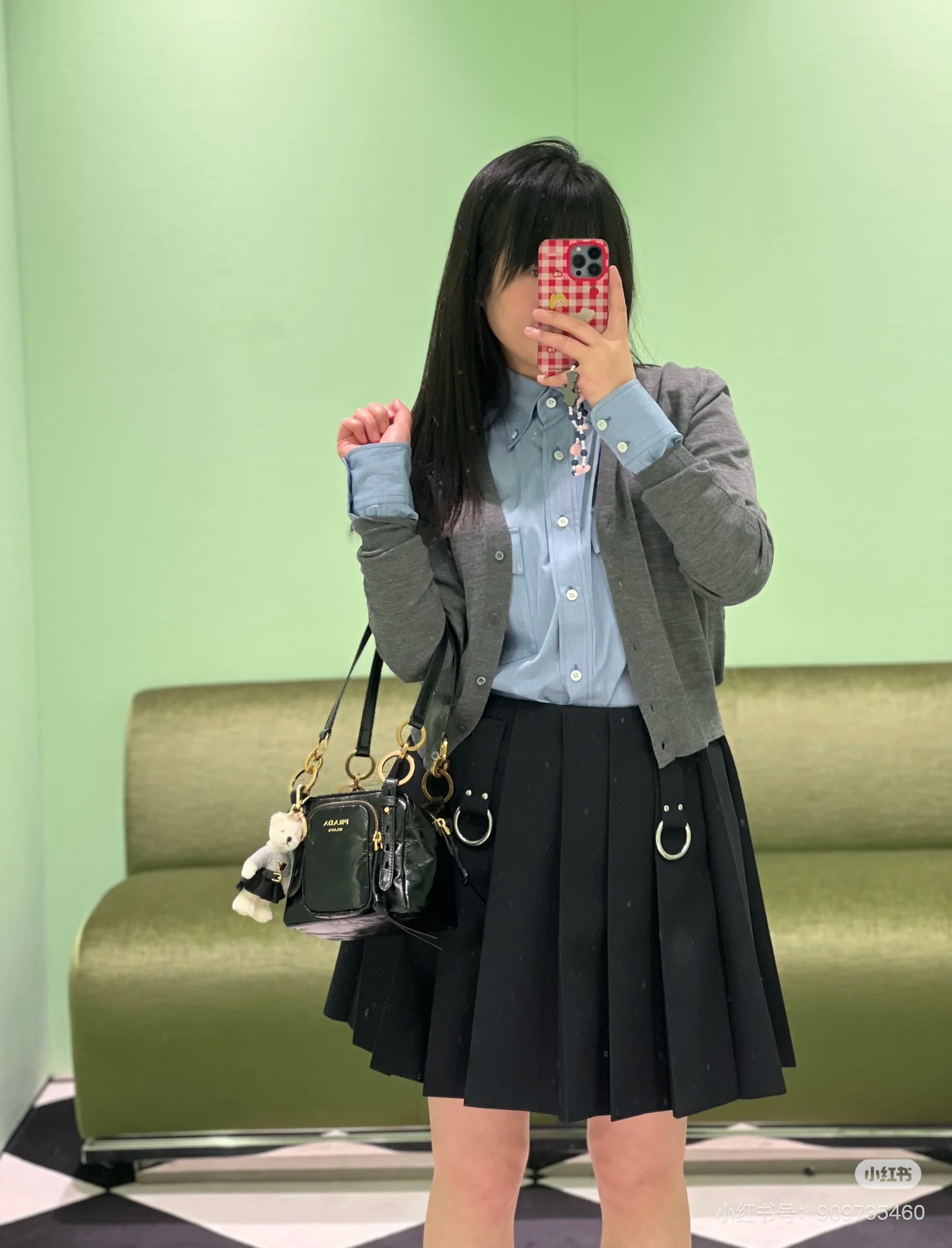 NO:317138,Prad* pleated skirt Original development High-end production. Fine imitation wool material Full texture, crisp style, smooth luster, high-waist pleated skirt tailored, waist decoration with a cloth belt, circle metal is integrated to highlight the brand's exclusive high-end texture and style. Rich layers of pleated skirts are lively and elegant, and play a role in modifying the hips and legs. As a versatile item, tall and fashionable. Commuting and daily dates are both SML,,prada, skirts,alexander wang19860909批Prad*百褶裙 原版开发 高版出品.精仿羊毛材质 质感十足 版型挺括 光泽垂顺 高腰百褶半身裙剪裁 腰间饰以本布腰带调节 圆圈金属融入 彰显品牌专属的高级质感和格调 层次丰富的百褶裙摆 灵动飘逸 起到修饰胯部和腿形的作用 作为百搭单品 显高又时髦 通勤与日常约会都 SML,,prada,skirts,alexander wang,Women's clothing