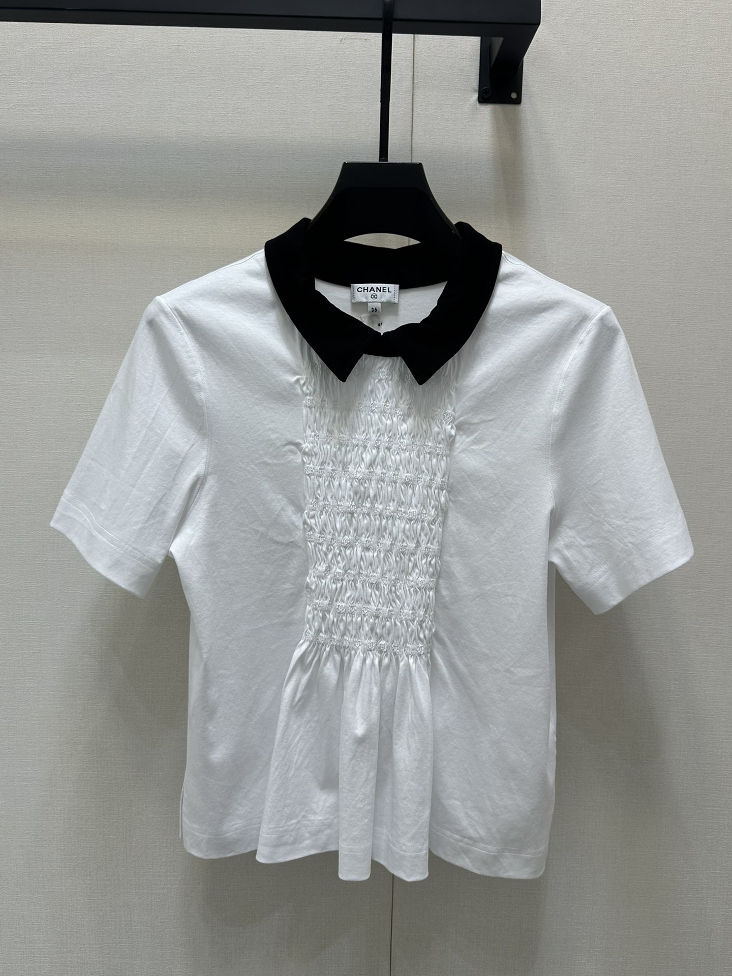 NO:317133,Category Chane* 25p Spring and Summer New Products!  Double C pleated embroidered logo pure cotton short-sleeved T-shirt. Original development!  High-end production!  Temperament doll collar contrasting design to reduce age-reducing girlish style. White, rich and beautiful must be used as a magical tool!  The elastic and elastic waist-tight design makes you look slim!  Swiss machine customization and craftsmanship!  Imported pure cotton fabric has a very comfortable texture!  The upper body looks huge and slim!  The style of a celebrity girl is elegant and high-end!  Perfect workmanship quality depends on details. Spot SML, chanel, T-shirt,tees, t-shirt,alexander wang19860909批 Chane* 25p春夏新品！双C褶皱刺绣logo纯棉短袖T恤.原版开发！高版出品！气质娃娃领撞色设计减龄少女风.白富美必入神器！弹力松紧收腰设计显瘦绝绝子！瑞士机定制打揽工艺！进口纯棉面料质感超舒适！版型上身巨显瘦！名媛少女风 优雅又高级！完美做工品质看细节.现货 SML,,chanel,T-shirt,tees，t-shirt,alexander wang,Women's clothing