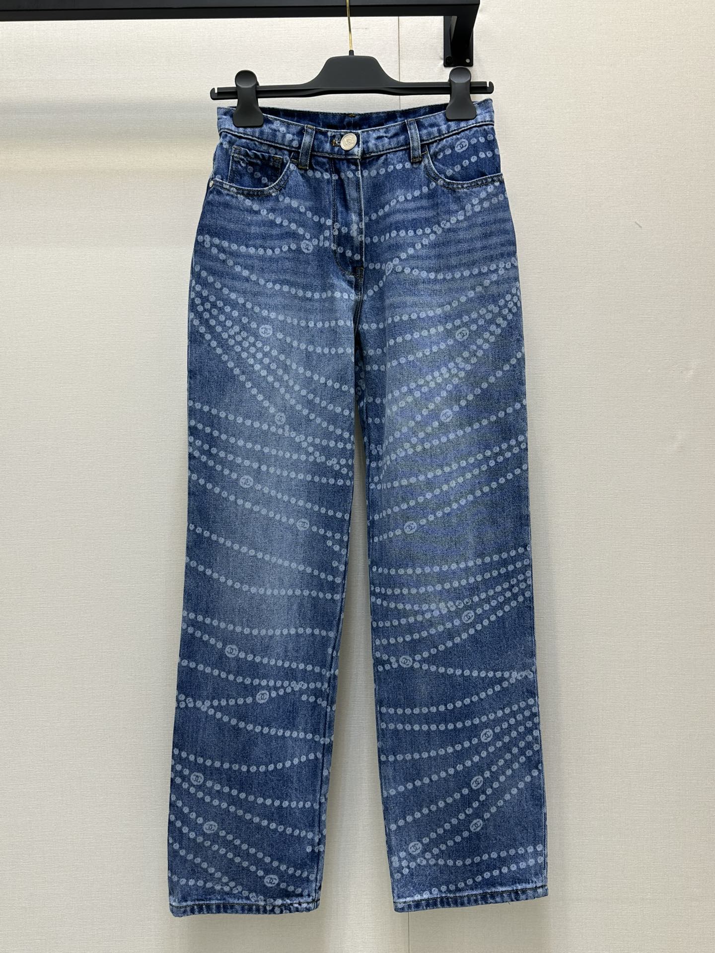 NO:335452,Chane*25P series hot pearl print logo wide-leg jeans. Original development!  High-end production!  The fabric is very comfortable denim cotton fabric, the most unstoppable straight wide-leg pants!  The most beautiful and difficult thing is that the laser burning and washing water many times is very complicated. I won’t state it if I’m too professional, and I don’t understand it either. I just know that to achieve this effect, the process is very complicated!  The details are beautiful, the outfit is not of age, the zipper logo zipper head, the button special letters hardware mold opening customization!  Professional denim factory production, double-strand bottom line!  To modify the leg shape, you must have one for all seasons of outfits!  Perfect workmanship quality depends on details. Monochrome SML large-scale real shot (straight trousers), chanel, jeans, alexander wang19860909Chane*25P系列爆款珍珠印logo阔腿牛仔裤.原版开发！高版出品！面料是非常舒适牛仔棉面料,最不挑腿型的直筒阔腿裤！最美的最难的就是激光烧花又多次洗水等工艺很复杂,太专业我也不陈述了,咱也不懂,就知道要达到这效果,过程很复杂就可以了！细节很美很美,穿搭没有年龄感,拉链的logo拉链头,扣子特色字母五金开模定制！专业牛仔厂制作,双股底线！修饰腿型,四季穿搭都必备一条！完美做工品质看细节.单色 SML大货实拍（直筒裤）,,chanel,jeans,alexander wang,Women's clothing