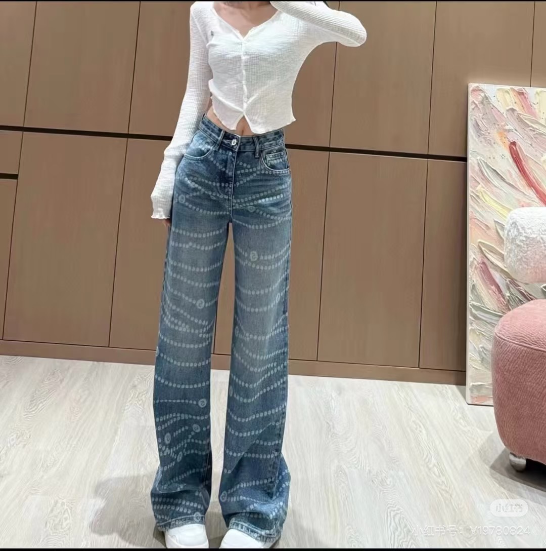 NO:317129,The Chane*25P series hot pearl print logo wide-leg jeans. Original development!  High-end production!  The fabric is very comfortable denim cotton fabric, the most unstoppable straight wide-leg pants!  The most beautiful and difficult thing is that the laser burning and washing water many times is very complicated. I won’t state it if I’m too professional, and I don’t understand it either. I just know that to achieve this effect, the process is very complicated!  The details are beautiful, the outfit is not of age, the zipper logo zipper head, the button special letters hardware mold opening customization!  Professional denim factory production, double-strand bottom line!  To modify the leg shape, you must have one for all seasons of outfits!  Perfect workmanship quality depends on details. Monochrome SML, chanel, jeans, alexander wang19860909批Chane*25P系列爆款珍珠印logo阔腿牛仔裤.原版开发！高版出品！面料是非常舒适牛仔棉面料,最不挑腿型的直筒阔腿裤！最美的最难的就是激光烧花又多次洗水等工艺很复杂,太专业我也不陈述了,咱也不懂,就知道要达到这效果,过程很复杂就可以了！细节很美很美,穿搭没有年龄感,拉链的logo拉链头,扣子特色字母五金开模定制！专业牛仔厂制作,双股底线！修饰腿型,四季穿搭都必备一条！完美做工品质看细节.单色 SML,,chanel,jeans,alexander wang,Women's clothing