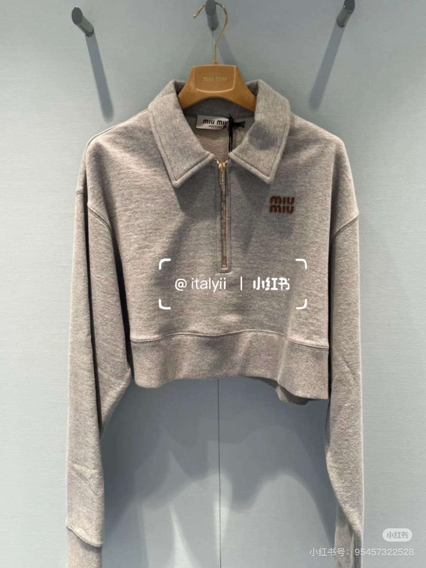 NO:317174,Batch (sweater) Batch (shorts) Miu*iu 25Ss early spring new style logo decoration short sweatshirt. Original development High-end production!  Zippered lapels are both casual and cool, very handsome!  The lapel design is very beautiful on the upper body. It can be easily trendy out of the street. It can also have the lazy taste of the street and is also very casual and fashionable. Customized fabrics are easy to use. The texture is super good. Babies. Make arrangements quickly [let me see] Spot SML,,miumiu,hoodie,sweatshirts,shorts,alexander wang19860909批（卫衣） 批（短裤）Miu*iu 25Ss早春新款 徽标饰短款卫衣.原版开发 高版出品！拉链式翻领既休闲又cool 帅气十足！ 翻领子设计上身特别好看 轻轻松松就可以潮流出街既能拥有街头慵懒的味道 也能很休闲洋气 随意又不失时髦感定制面料 质感超级赞宝宝们 赶紧安排上[让我看看]现货 SML,,miumiu,hoodie,sweatshirts,shorts,alexander wang,Women's clothing