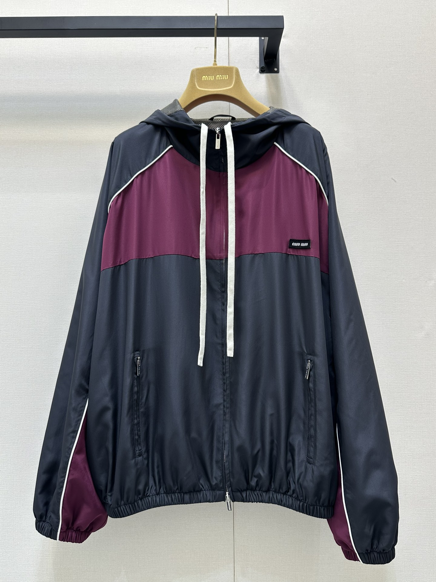 NO:328808,Miumi* 25Ss early spring new style college style nylon jacket. Original development!  High-end production!  Looking for childhood as a symbol of absolute truth Silk-like nylon material Sportswear jacket tailoring, branding presents a variety of male and female models Imagine a free world inhabited by different people with strong wills Men and women Same styles Men and women Look at the details of workmanship quality SML real shots, Miumiu, jackets & coats, jackets & coats, alexander wang19860909Miumi* 25Ss早春新款 学院风尼龙夹克外套.原版开发！高版出品！寻找童年作为绝对真理的象征 丝绸般的尼龙材质 运动服夹克剪裁、品牌打造呈现多种男性和女性模特 想象出一个由意志坚强的不同人群所居住的自由世界 男女同款 做工品质看细节 现货 SML大货实拍,,miumiu,jackets & coats,jackets & coats,alexander wang,Women's clothing