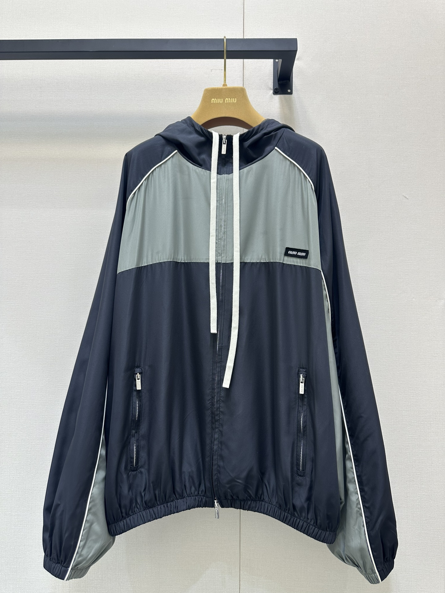 NO:328804,Miumi* 25Ss early spring new style college style nylon jacket. Original development!  High-end production!  Looking for childhood as a symbol of absolute truth Silk-like nylon material Sportswear jacket tailoring, branding presents a variety of male and female models Imagine a free world inhabited by different people with strong wills Men and women Same styles Men and women Look at the details of workmanship quality SML real shots, Miumiu, jackets & coats, jackets & coats, alexander wang19860909Miumi* 25Ss早春新款 学院风尼龙夹克外套.原版开发！高版出品！寻找童年作为绝对真理的象征 丝绸般的尼龙材质 运动服夹克剪裁、品牌打造呈现多种男性和女性模特 想象出一个由意志坚强的不同人群所居住的自由世界 男女同款 做工品质看细节 现货 SML大货实拍,,miumiu,jackets & coats,jackets & coats,alexander wang,Women's clothing