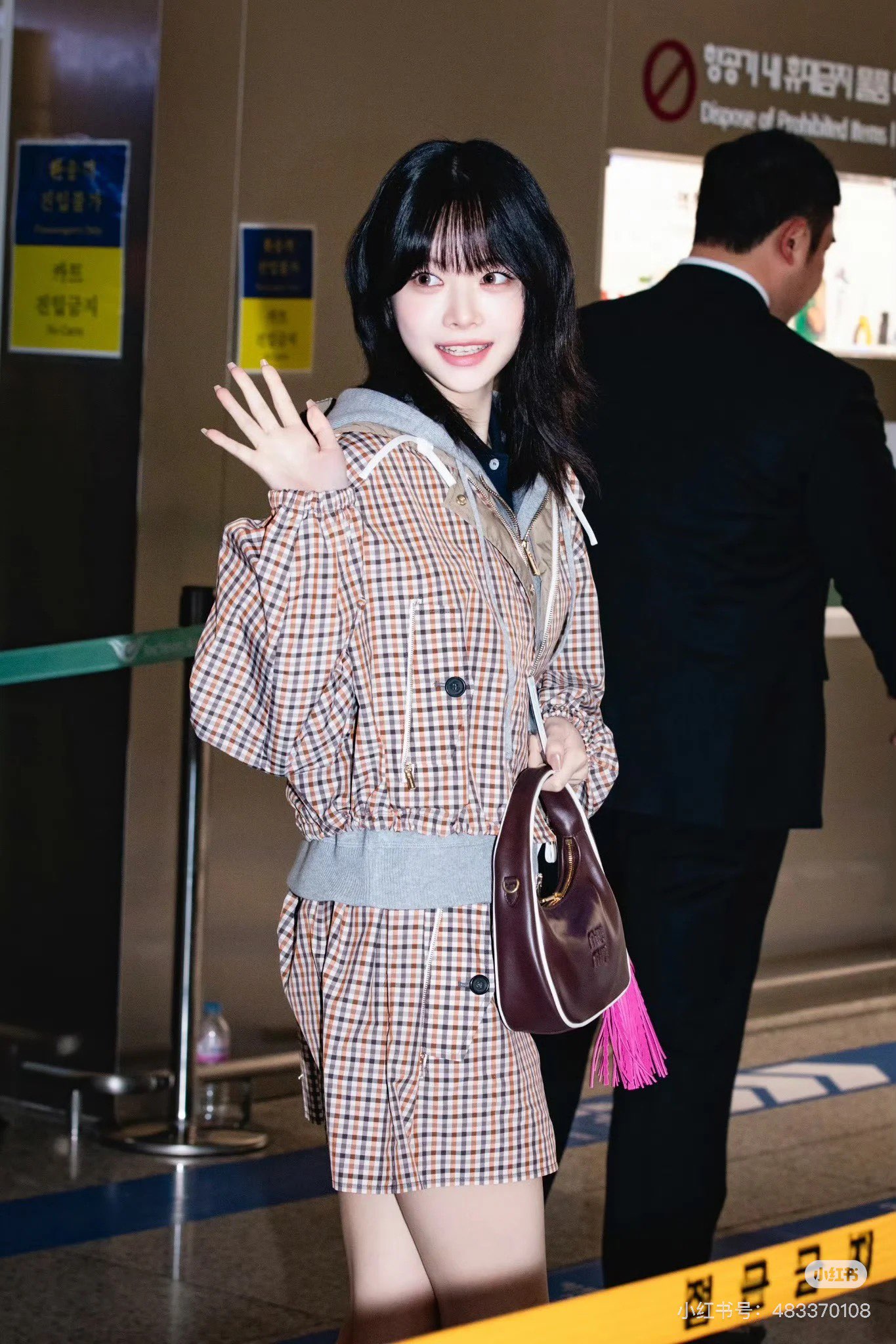 NO:317162,Batch (coat) Batch (skirt) Miu Mi* 25Ss early spring new style Academy style patterned hooded jacket   drawstring mini skirt suit. Original development!  High-end production!  The coat hood is treated with contrasting colors, forming a collision contrast with the body plaid, adding layered styling, and the letters on the chest embellish the brand tone, presenting the style of the Miao Series' exclusive well-behaved college style. The original auxiliary materials are developed. The hooded jacket jacket is paired with the same series of skirts. The logo details echo up and down. The drawstring is elastic and adjustable casually. It is easier to highlight the proportional advantages. The complete set is pure and full. The separate matching is also very good. The details are fully qualified. The workmanship quality is in place. Spot SML,,miumiu, skirts, jackets & coats, jackets & coats, hats, alexander wang19860909批（外套） 批（半裙）Miu Mi* 25Ss早春新款 学院风格纹连帽外套 抽绳迷你半身裙套装.原版开发！高版出品！外套兜帽饰以撞色处理 与通体格纹形成碰撞对比 增添造型层次感 胸前字母徽标点缀装饰 彰显品牌调性 呈现缪系专属乖巧学院风格 原版面辅料开发 连帽夹克外套搭配同系列半裙 徽标细节上下呼应 抽绳松紧随意调节更包容显瘦 轻松突出比例优势 成套穿搭清纯满分 分开搭配也很 细节做工品质全面到位.现货SML,,miumiu,skirts,jackets & coats,jackets & coats,hats,alexander wang,Women's clothing