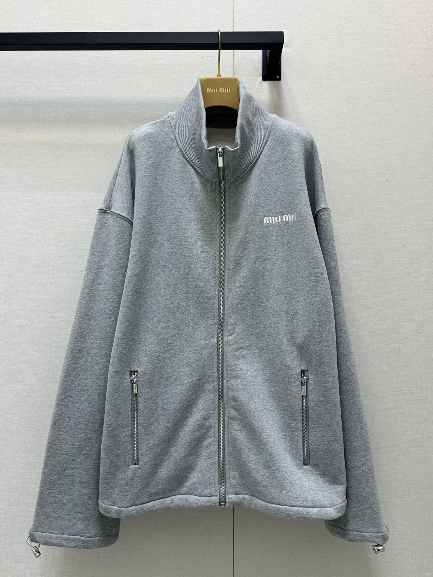 NO:328785,Miumi*25Ss Spring and Summer New Style Letter Embroidered Stand Collar Zipper Jacket. Original Developed!  High-end production!  The upper body of this gray jacket is really comfortable. The drawstring on the hem can tighten the windproof, and it is very versatile when worn outdoors or commuting. The casual series, soft and comfortable feel and loose fit, can be matched with selected styles!  The same style for men and women!  Spot SML real-time photos, miumiu, jackets & coats, alexander wang19860909Miumi*25Ss春夏新款 字母刺绣立领拉链外套.原版开发！高版出品！这件灰色的外套上身真的挺舒服的,下摆抽绳可以缩紧防风,户外穿或者通勤都很百搭.休闲系列,柔软舒适的手感加上宽松版型,可搭配精选造型！男女同款！现货SML大货实拍,,miumiu,jackets & coats,alexander wang,Women's clothing