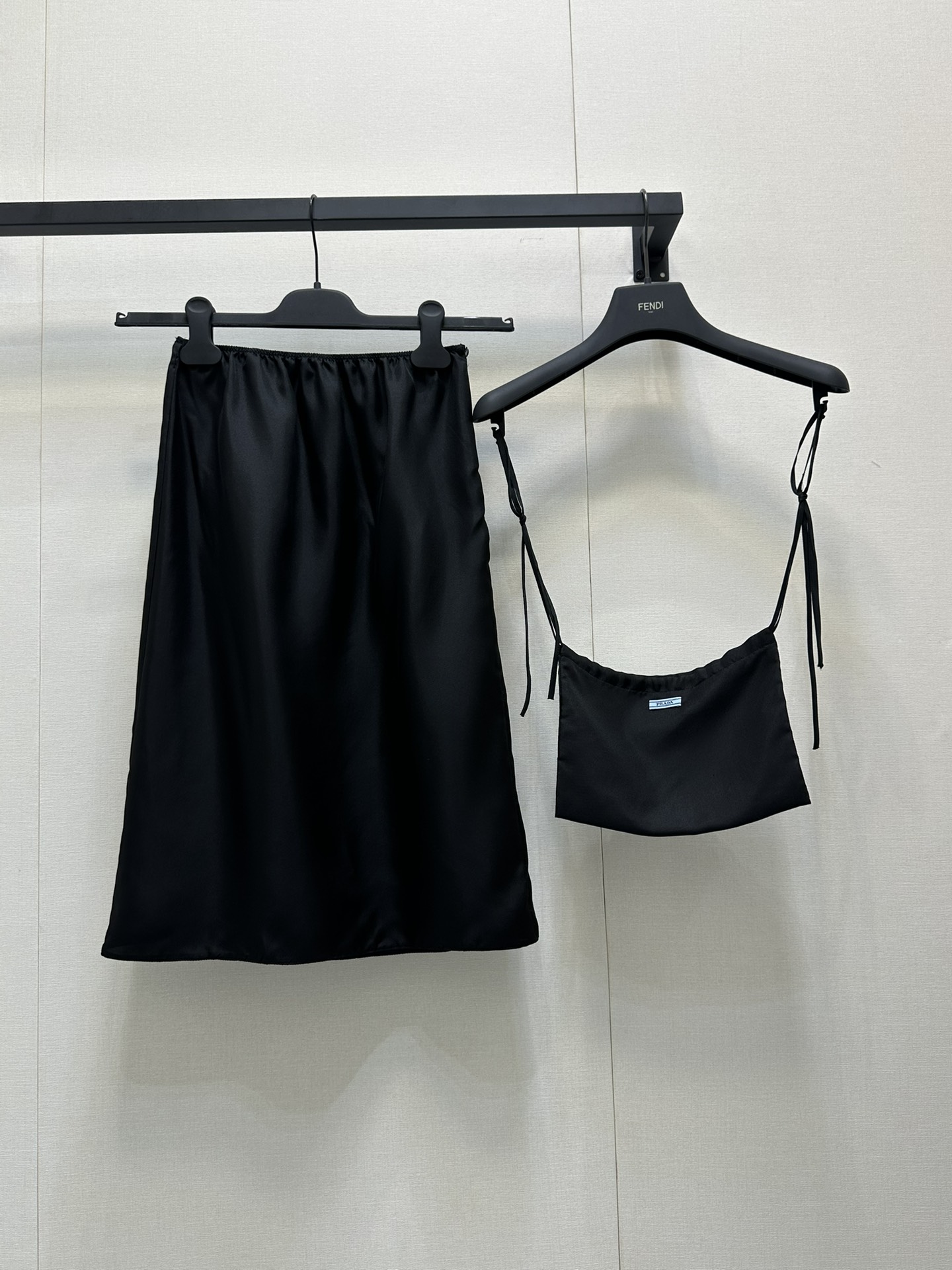 NO:317142,Prad* 25Ss summer new model heavy mulberry silk skirt. Original development!  High-end production!  The silk delicate touch is silky and gentle. The silk luster is more charming against the black background. The fine texture is simple. The soft curve of the silk is wrapped around the body. It brings the ultimate comfort experience. Slim tailoring perfectly shows the body's advantages. The mysterious depth of black. Easy to grasp the sense of high quality. The perfect workmanship quality is looking at details. Spot SML,,prada,skirts,real silk,alexander wang19860909批Prad* 25Ss夏季新款 重磅桑蚕丝半身裙.原版开发！高版出品！真丝细腻贴夫 触感丝滑轻柔 真丝的光泽在黑色衬托下愈发迷人高级细腻的纹理 简约设计 勾勒出柔美曲线真丝的柔软包裹着身体 带来极致舒适体验 修身剪裁 完美展现身材优势 黑色的神秘深邃 轻松拿捏高级感 高品质 完美做工品质看细节.现货 SML,,prada,skirts,real silk,alexander wang,Women's clothing