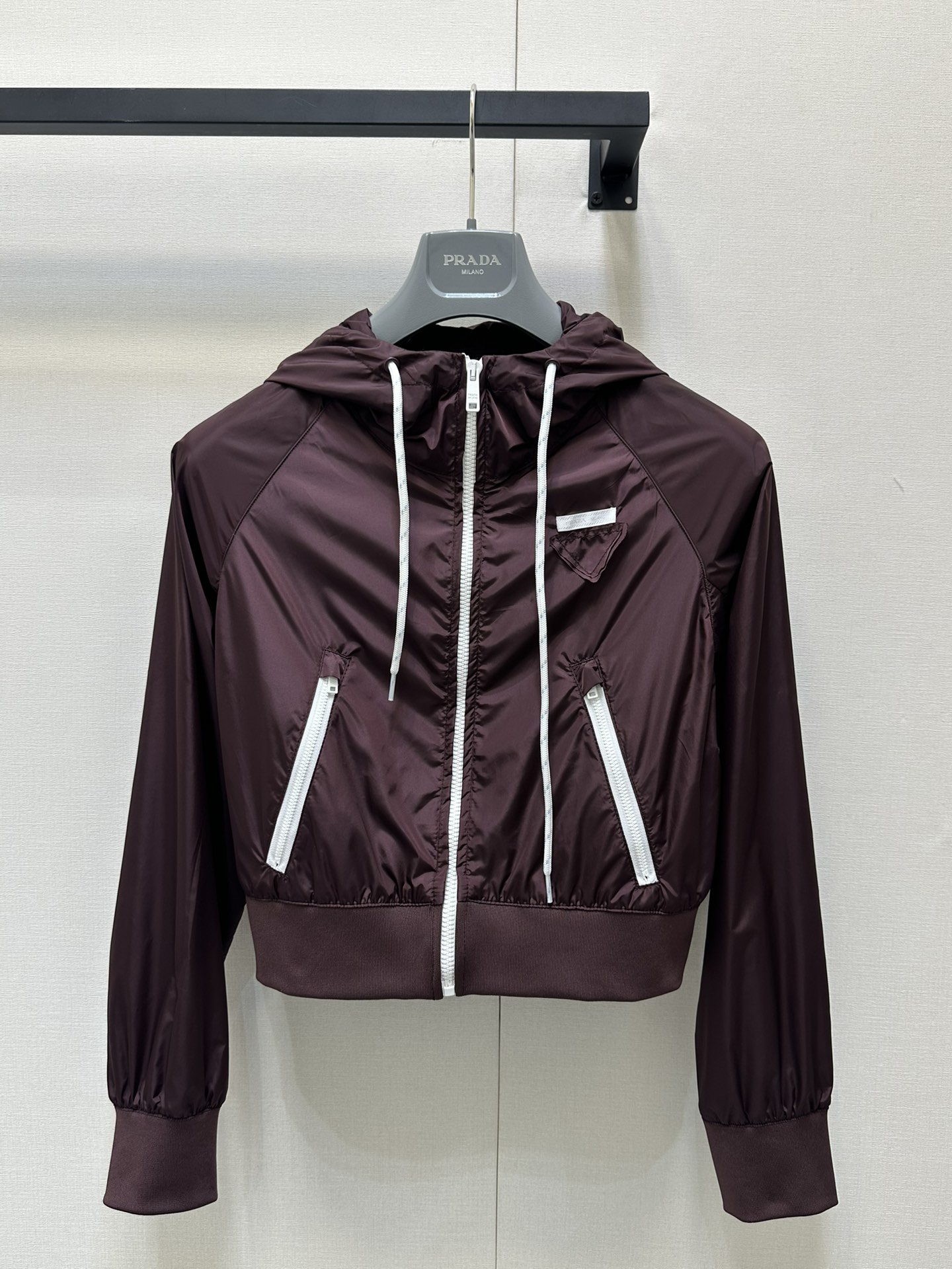 NO:328081,Prad* 25Ss early spring new style, triangular light and short hooded jacket. Original development!  High-end production!  Combining the collision design of workwear and windbreaker and sunscreen, custom imported density imported fabric, special materials have a texture, every small detail pays great attention to the right sense of high-end, three-dimensional tailoring, making the upper body of the ready-to-wear more exquisite and fashionable, the real thing is so great, the workmanship is fine to see the details Spot SML,,prada, jackets & coats, jackets & coats,hats,alexander wang19860909Prad* 25Ss早春新款 三角标轻薄短款连帽夹克外套.原版开发！高版出品！ 结合工装与风衣与防晒衣的碰撞设计 定制进口密度进口面料 特殊材质有肌理感 每个小细节都非常注重 恰到好处的高级感 立体剪裁 让成衣上身更为精致洋气 实物太赞啦 做工精细看细节 现货 SML,,prada,jackets & coats,jackets & coats,hats,alexander wang,Women's clothing