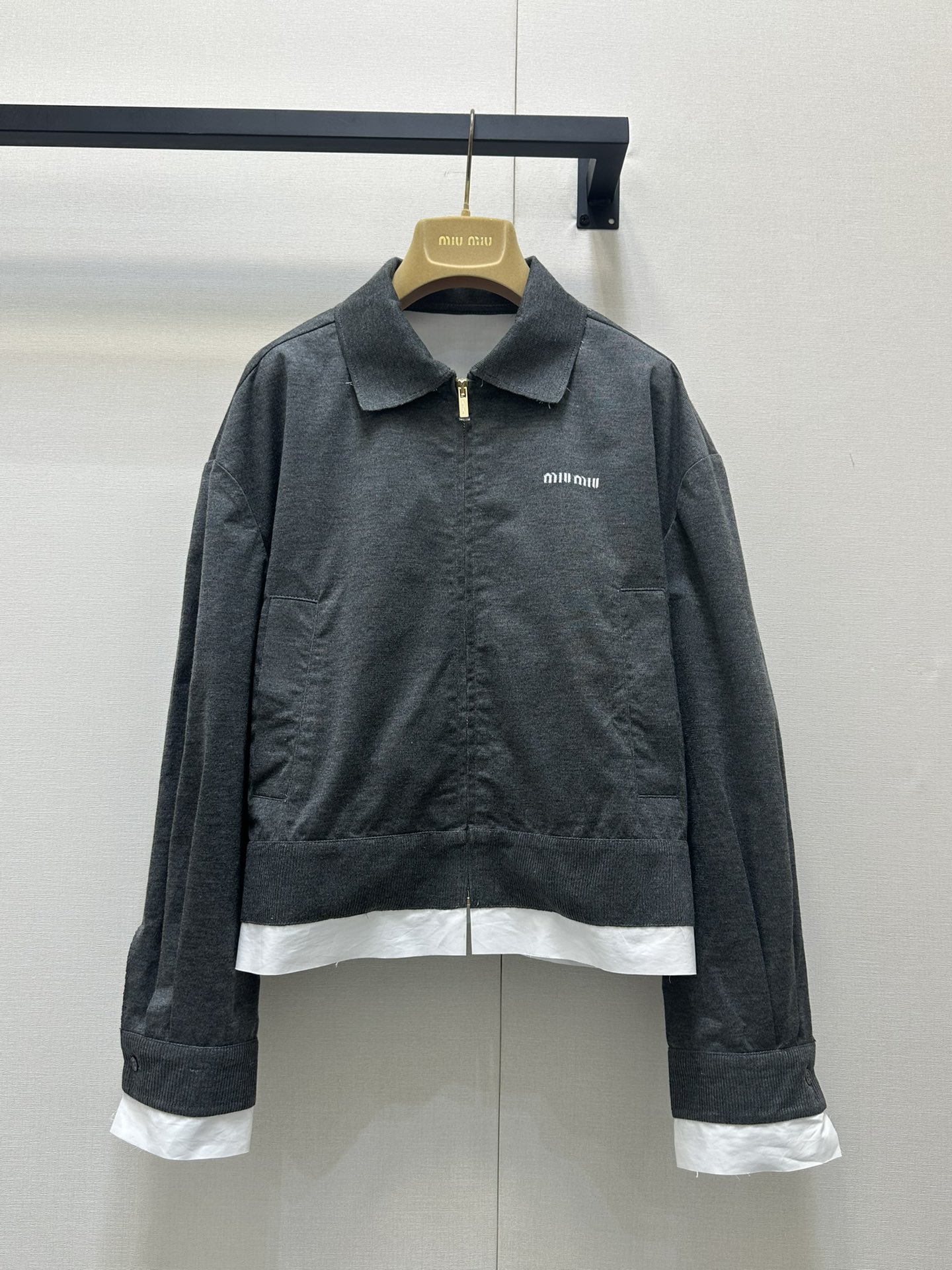 NO:328792,(Coat) Miumiu*25Ss early spring new fake two-piece pleated skirt jacket silk wool 16 knitted composite poplin cotton skirt, special craftsmanship, glue-pressed after wool yarn, sticky and silly positioned pleated, the effect is amazing, like a three-dimensional cut skirt. It has a sense of shape and airiness. The slightly expanded skirt is really good. It is a girl's lively short skirt, invincible and versatile. SML large-scale real shot, miumiu, skirts, jackets & coats, real silk, alexander wang19860909（外套） Miumiu*25Ss早春新款假两件百褶半裙外套真丝羊毛16针织复合府绸棉布半身裙,工艺特殊、毛纱织片后压胶 粘朴定位压褶,效果太绝了,像立体裁剪的裙撑.有造型空气感,微微扩开的裙摆真的好秒.是少女灵动小短裙,无敌百搭.甜酷少女风.SML大货实拍,,miumiu,skirts,jackets & coats,real silk,alexander wang,Women's clothing