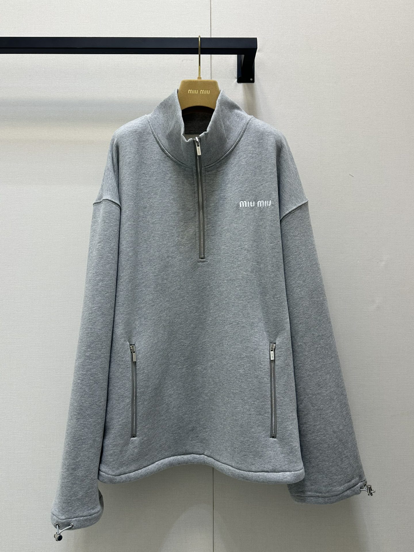 NO:328787,Miumi*25Ss Spring and Summer New Style Letter Embroidered Stand Collar Zipper Jacket. Original Developed!  High-end production!  The upper body of this gray jacket is really comfortable. The drawstring on the hem can tighten the windproof, and it is very versatile when worn outdoors or commuting. The casual series, soft and comfortable feel and loose fit, can be matched with selected styles!  The same style for men and women!  Spot SML real-time photos, miumiu, jackets & coats, alexander wang19860909Miumi*25Ss春夏新款 字母刺绣立领拉链外套.原版开发！高版出品！这件灰色的外套上身真的挺舒服的,下摆抽绳可以缩紧防风,户外穿或者通勤都很百搭.休闲系列,柔软舒适的手感加上宽松版型,可搭配精选造型！男女同款！现货SML大货实拍,,miumiu,jackets & coats,alexander wang,Women's clothing