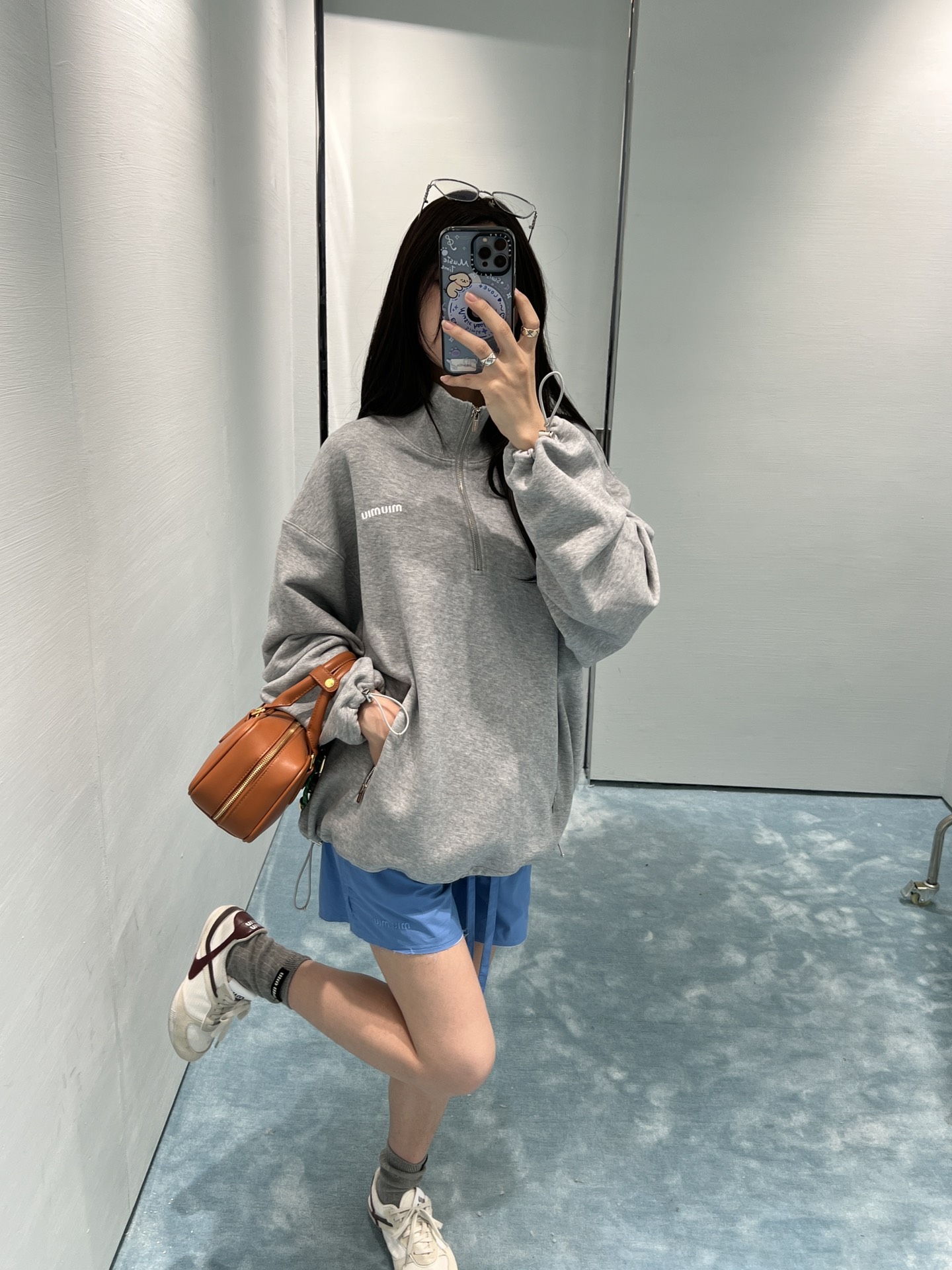 NO:317132,Batch Miumi*25Ss Spring and Summer New Style Letter Embroidered Stand Collar Zipper Jacket. Original Development!  High-end production!  The upper body of this gray jacket is really comfortable. The drawstring on the hem can tighten the windproof, and it is very versatile when worn outdoors or commuting. The casual series, soft and comfortable feel and loose fit, can be matched with selected styles!  The same style for men and women!  Spot SML, miumiu, jackets & coats, alexander wang19860909批 Miumi*25Ss春夏新款 字母刺绣立领拉链外套.原版开发！高版出品！这件灰色的外套上身真的挺舒服的,下摆抽绳可以缩紧防风,户外穿或者通勤都很百搭.休闲系列,柔软舒适的手感加上宽松版型,可搭配精选造型！男女同款！现货SML,,miumiu,jackets & coats,alexander wang,Women's clothing