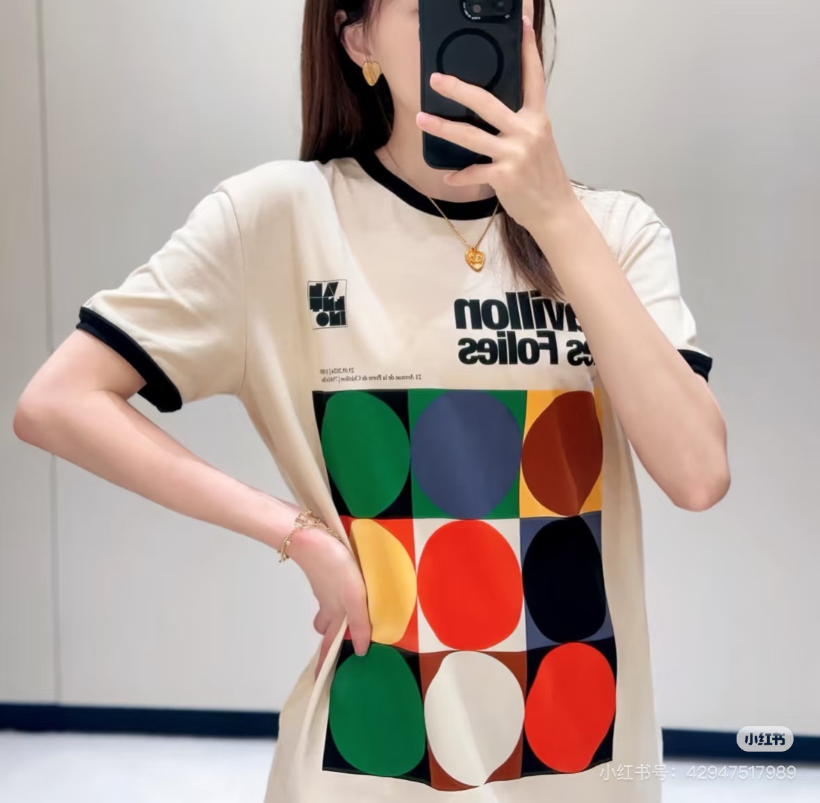 NO:319343,Valentin*2025 new product contrasting round neck printed letter short sleeves. The same style as men and women. Customized YB native cotton material, breathable and comfortable, full texture. Loose T-shirt cut to highlight the brand style. Made of gram-weight pure cotton, slightly elastic, and slim visual effect. The same color threaded edges on the neckline hand sleeves. The iconic flocking letter logo embellishment on the chest. The brand's own simple and fashionable feeling is instantly revealed. White refreshing and red fashionable. Create a personalized style at will. Single wear inner wear is brilliant and fashionable. Customized surface accessories. Accurate version. High version 2 colors, valentino, T-shirt,tees, t-shirt,alexander wang19860909批 Valentin*2025新品撞色圆领印花字母短袖.男女同款 定制YB原生全棉材质 透气舒适 质感十足 宽松T恤裁剪 凸显品牌格调 采用克重纯棉制成 略带有弹力 呈现显瘦视觉效果 同色系螺纹包边于领口手袖 胸前标志性植绒字母徽标点缀 品牌自带的简约时尚感立现 白色清爽 红色洋气 随心打造个性风格 单穿内搭都出彩时髦 定制面辅料 认准版本 高版本 2色,,valentino,T-shirt,tees，t-shirt,alexander wang,Women's clothing