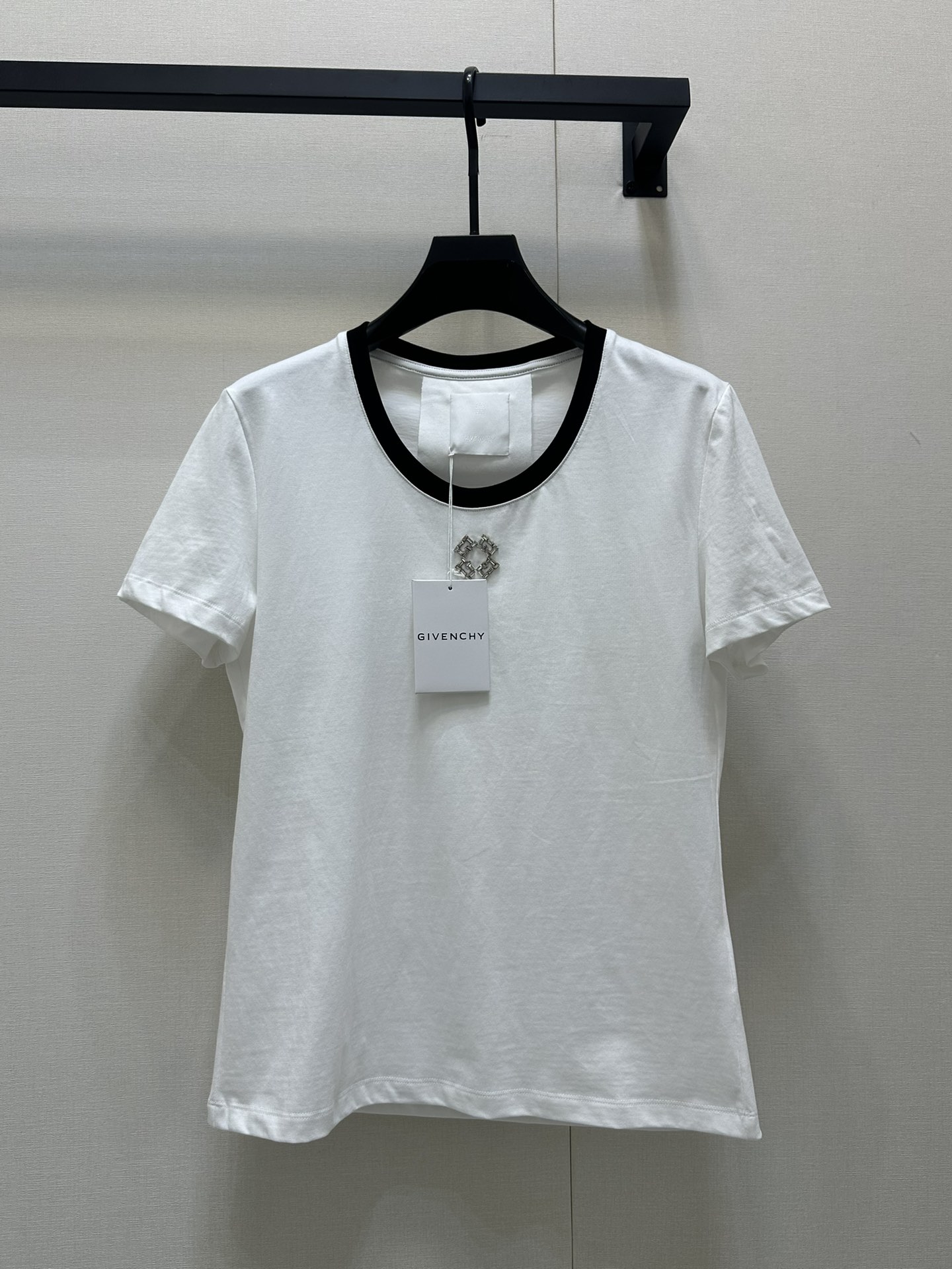 NO:317127,Batch Glvench*25Ss early spring new style rhinestone round neck short-sleeved T-shirt. Original development, high-end production!  Regular version, simple and high-end, and can easily make you look unique and amazing. It is simply perfect for girls of all figures. It shows the body proportions. Custom fabrics are very comfortable and comfortable. Simple, high-end and tasteful!  Sisters!  Bounce it all for me!  Spot SML, louis vuitton,T-shirt,tees,t-shirt,alexander wang19860909批 Glvench*25Ss早春新款 水钻圆领短袖T恤.原版开发 高版出品！常规版型 简约又不失高级感 轻轻松松就能让你颜值开挂独特且爆赞的裁剪设计 简直就是绝绝子适合各种身材的女孩 超级显身材比例 定制面料舒适度爆表简单高级又有品味！姐妹们！都给我冲！现货 SML,,louis vuitton,T-shirt,tees，t-shirt,alexander wang,Women's clothing