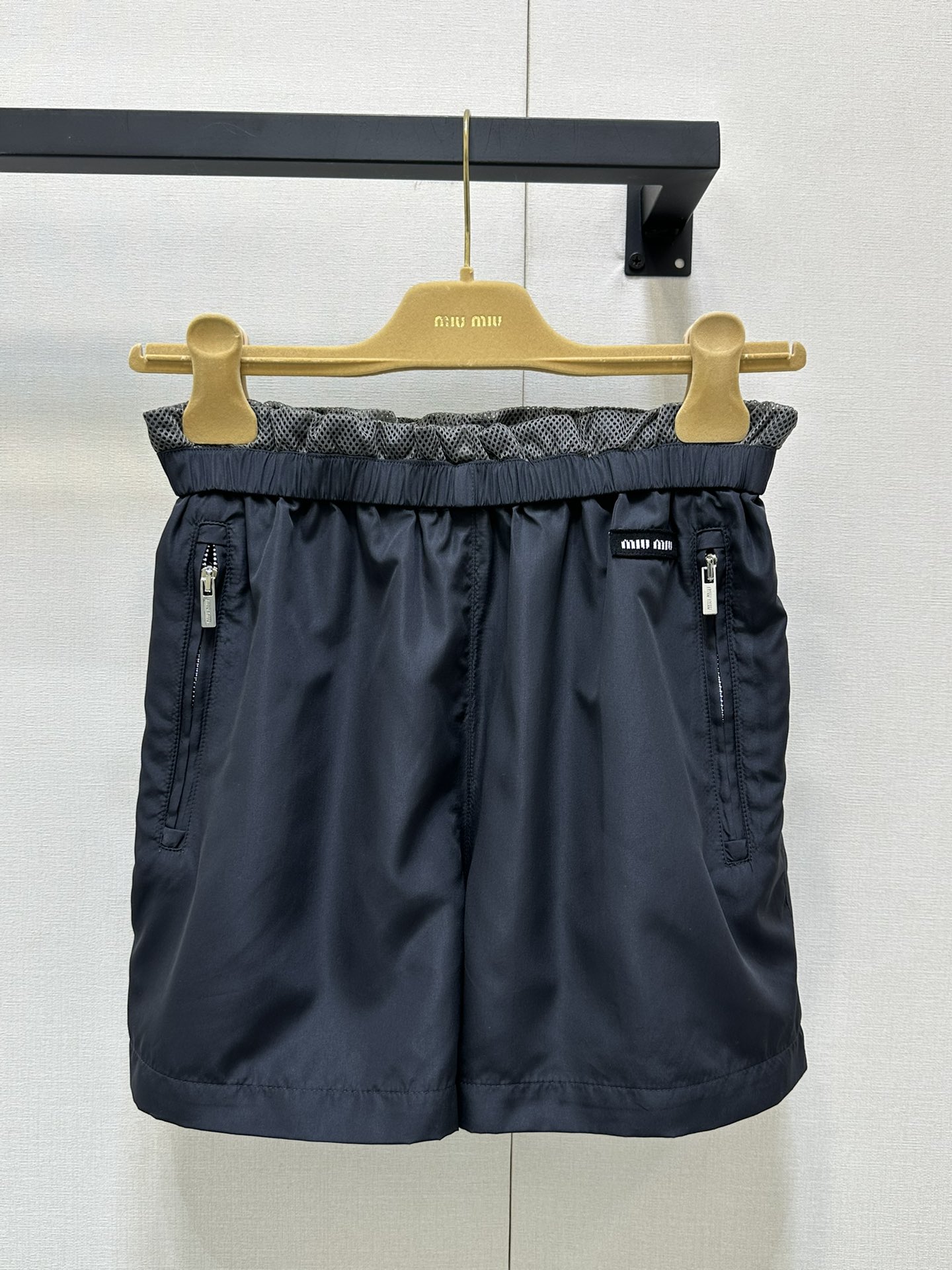 NO:328812,Miumi* 25Ss early spring new style high-waist loose casual sports shorts. Original development!  High-end production!  The essential casual shorts for the wardrobe are here!  Fashion items with super high daily matching rate. Absolutely versatile champion. This style is impeccable in terms of details and upper body style. It is a must-have versatile item in the wardrobe!  Wearing various vests and short sleeves on a daily basis is full of energy and feel customized fabrics, breathable and comfortable!  Jimei people cannot miss versatile models~ spot SML real-life photos, miumiu, shorts, T-shirt, alexander wang19860909Miumi* 25Ss早春新款 高腰宽松休闲运动短裤.原版开发！高版出品！衣柜必不可少的休闲短裤来啦！日常搭配率超级高的时尚单品 绝对的百搭冠军这款无论是细节上还是上身版型都是无可挑剔上身超级显瘦显腿长 是衣柜必备的百搭单品！日常随意搭配各种背心短袖都是元气满满的feel定制面料 透气舒适！集美们不能错过的百搭款～现货SML大货实拍,,miumiu,shorts,T-shirt,alexander wang,Women's clothing