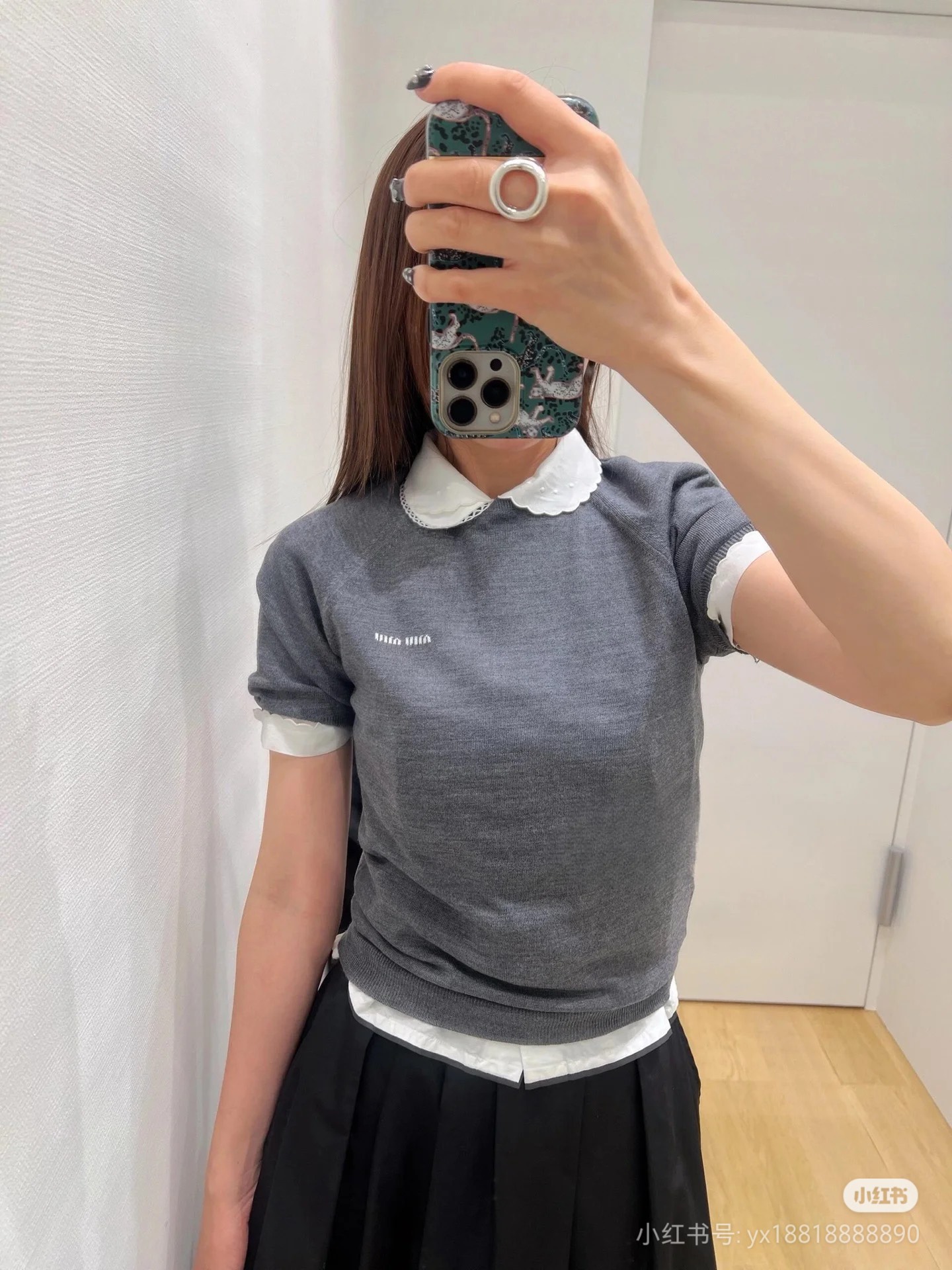 NO:329685,Miumi* 25Ss early spring new model micro-label cashmere short-sleeved knitted top. High-end 18 knitted. Original development!  High-end production!  The yarn is delicate, light and comfortable, and it will not be stuffy at all. The style is super elastic, it is slimming and slimming, which perfectly sets off the waist and makes it look slimming, and it is not an exaggeration to have a universal and versatile item. Spot SML,,miumiu,T-shirt,alexander wang19860909批Miumi* 25Ss早春新款 微标羊绒短袖针织上衣.高版18针织.原版开发！高版出品！纱线质感细腻轻薄舒适,完全不会闷热,版型超级好 弹力十足,收身又显瘦,完美衬托腰身显瘦显高拉长比例,万能百搭单品不为过.现货 SML,,miumiu,T-shirt,alexander wang,Women's clothing