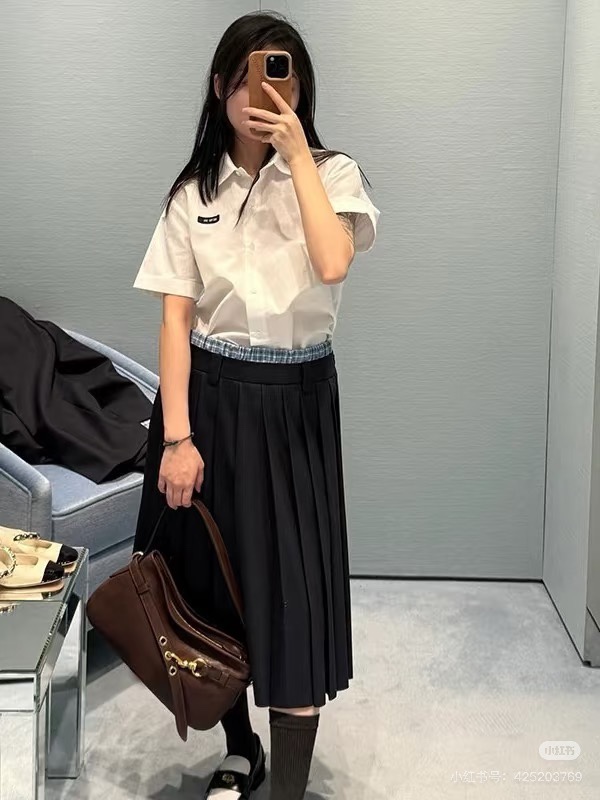 NO:318059,Batch Mium*25Ss Spring and Summer New Style Plaid Spliced ​​Mid-length Pleated Skirt. Wool Material Original Development!  High-end production!  Classic high-waist A-line skirt, this season's latest plaid styling waist, front and rear pieces heavy pleated, exquisite pleat position and pleat volume, full of girlishness~ all seasons are practical and versatile~ spot SML, miumiu, skirts, alexander wang19860909批 Mium*25Ss春夏新款 格子拼接中长款百褶半身裙.羊毛材质 原版开发！高版出品！经典高腰A字裙型,这一季最新的格子拼接腰身,前后片重工打褶,褶位和褶量精致工艺高级,满满的少女感~四季实穿百搭~现货 SML,,miumiu,skirts,alexander wang,Women's clothing