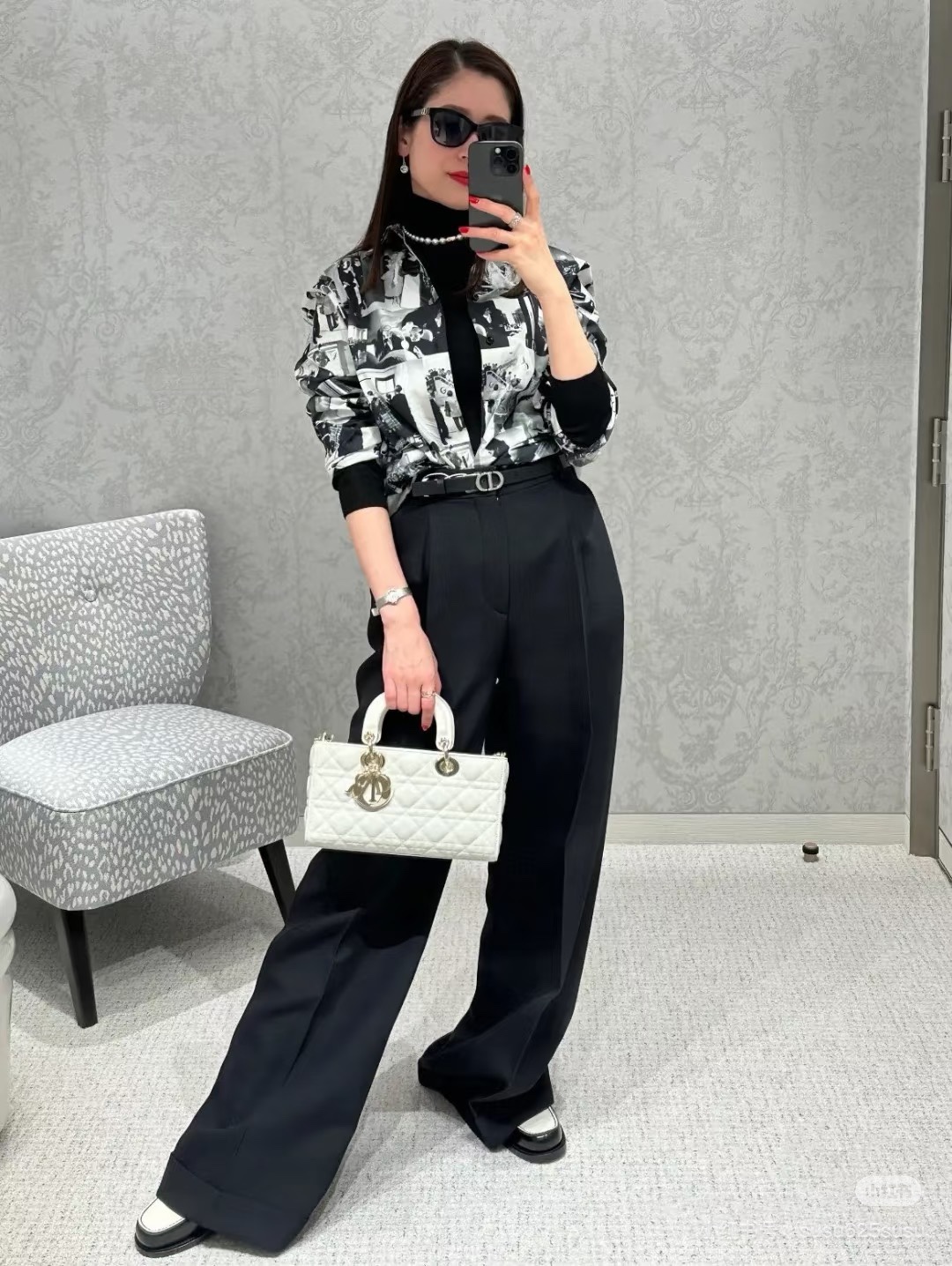 NO:318065,Dio*2025 early spring new printed retro shirt custom YB twill cotton material breathable and comfortable, full texture, fall shoulder shirt cut, the whole body is highlighted by old photos, full of black and white scenes of the last century, retro and tone, neat tailoring details show texture, loose style modify the arm lines, effectively hide the flesh and add more elegant atmosphere, match with skirts and trousers, show personality, date and attend formal occasions, full of temperament style. SML,,dior, skirts,shirts,alexander wang19860909批Dio*2025早春新品印花复古衬衫 定制YB斜纹全棉材质 透气舒适 质感十足 落肩衬衫剪裁 通体以老照片为亮点 满印上世纪黑白场景 复古有调性 利落剪裁细节彰显质感 宽松版型修饰手臂线条 有效藏肉更添优雅气息 搭配裙装裤装均显个性 约会出席正式场合 满满气质风格.SML,,dior,skirts,shirts,alexander wang,Women's clothing